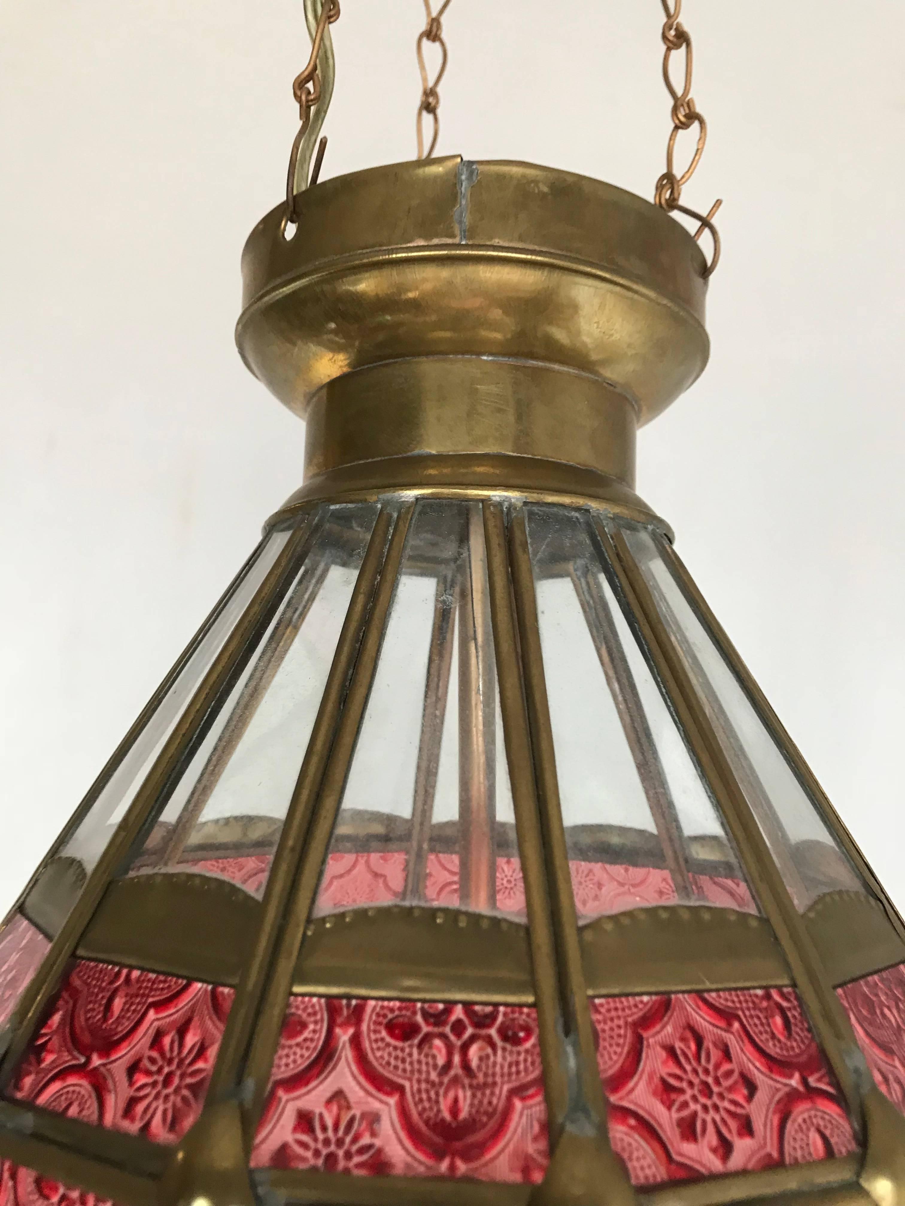 Inconnu Grande lampe suspendue/lanterne de la fin du 20e siècle en verre biseauté et cadre en laiton en vente