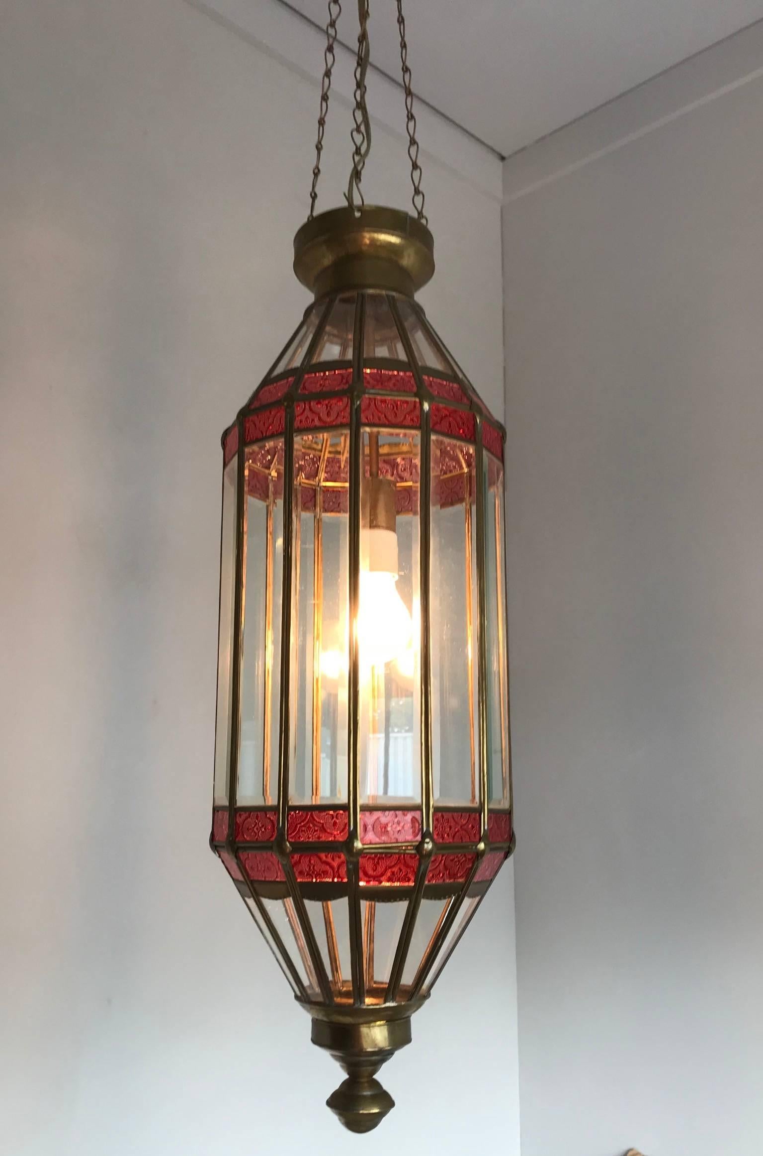 Buriné Grande lampe suspendue/lanterne de la fin du 20e siècle en verre biseauté et cadre en laiton en vente