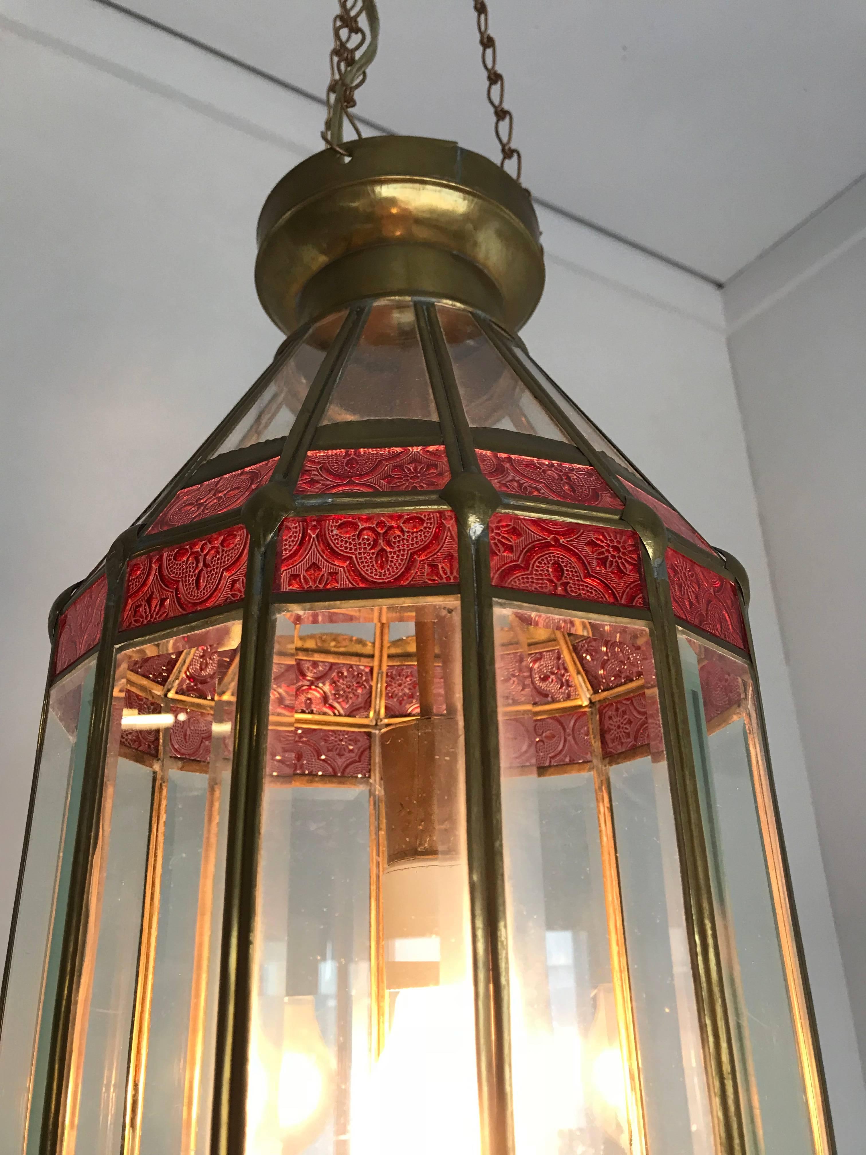 Laiton Grande lampe suspendue/lanterne de la fin du 20e siècle en verre biseauté et cadre en laiton en vente