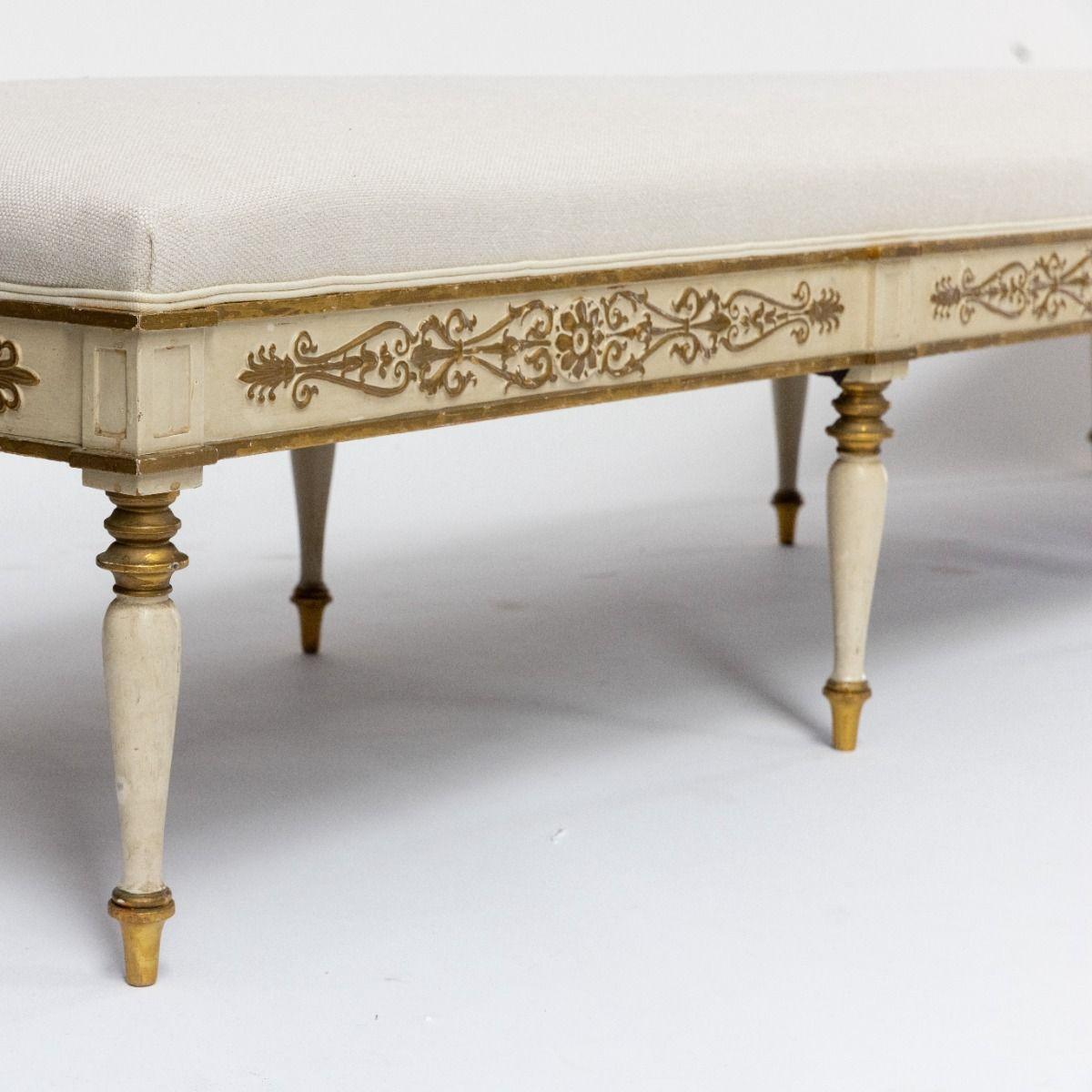 Grand banc rembourré de style Empire tardif avec sculptures dorées en vente 2