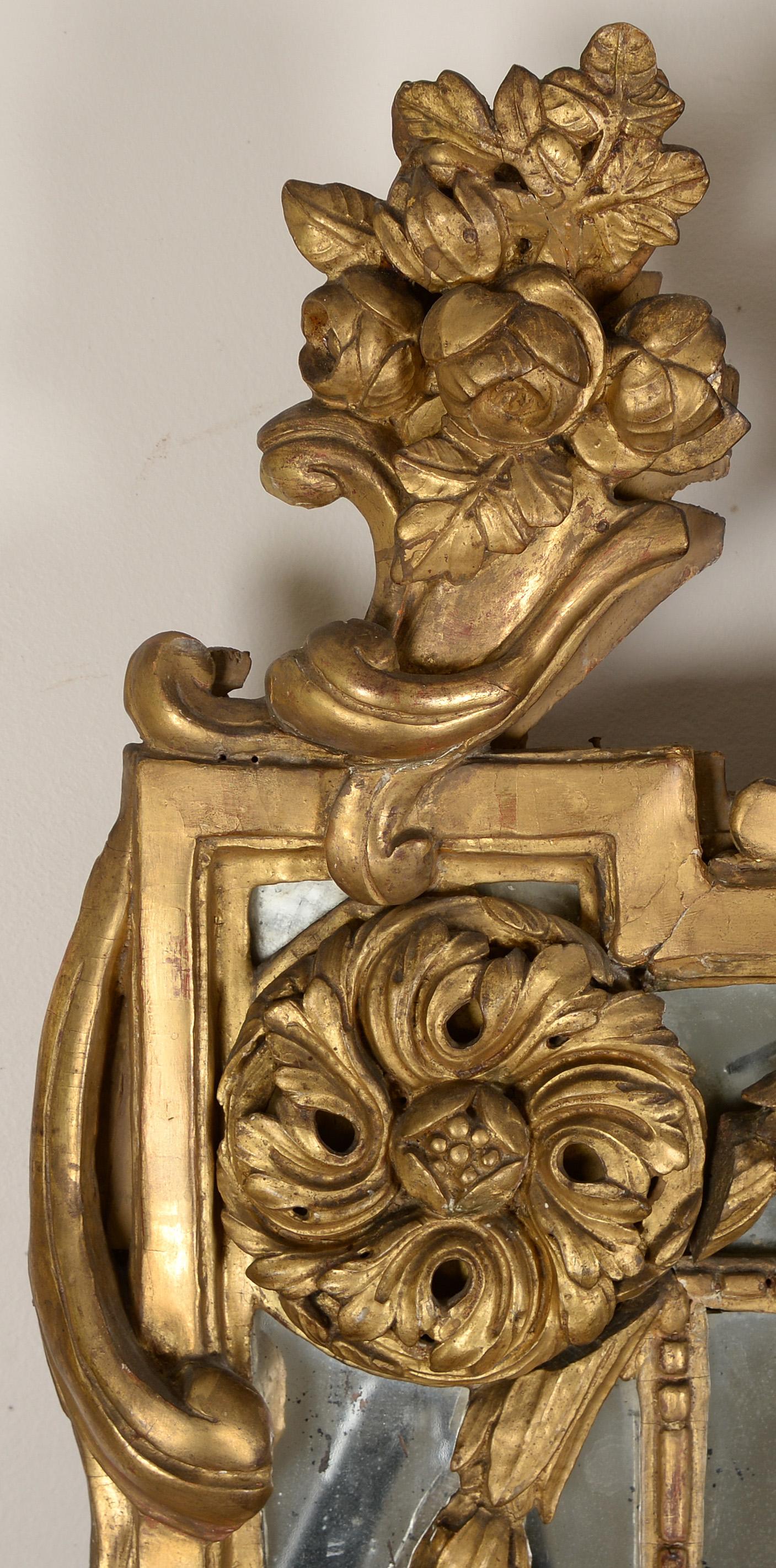 Néoclassique Grand miroir en bois doré de la fin de la période Louis XV en vente