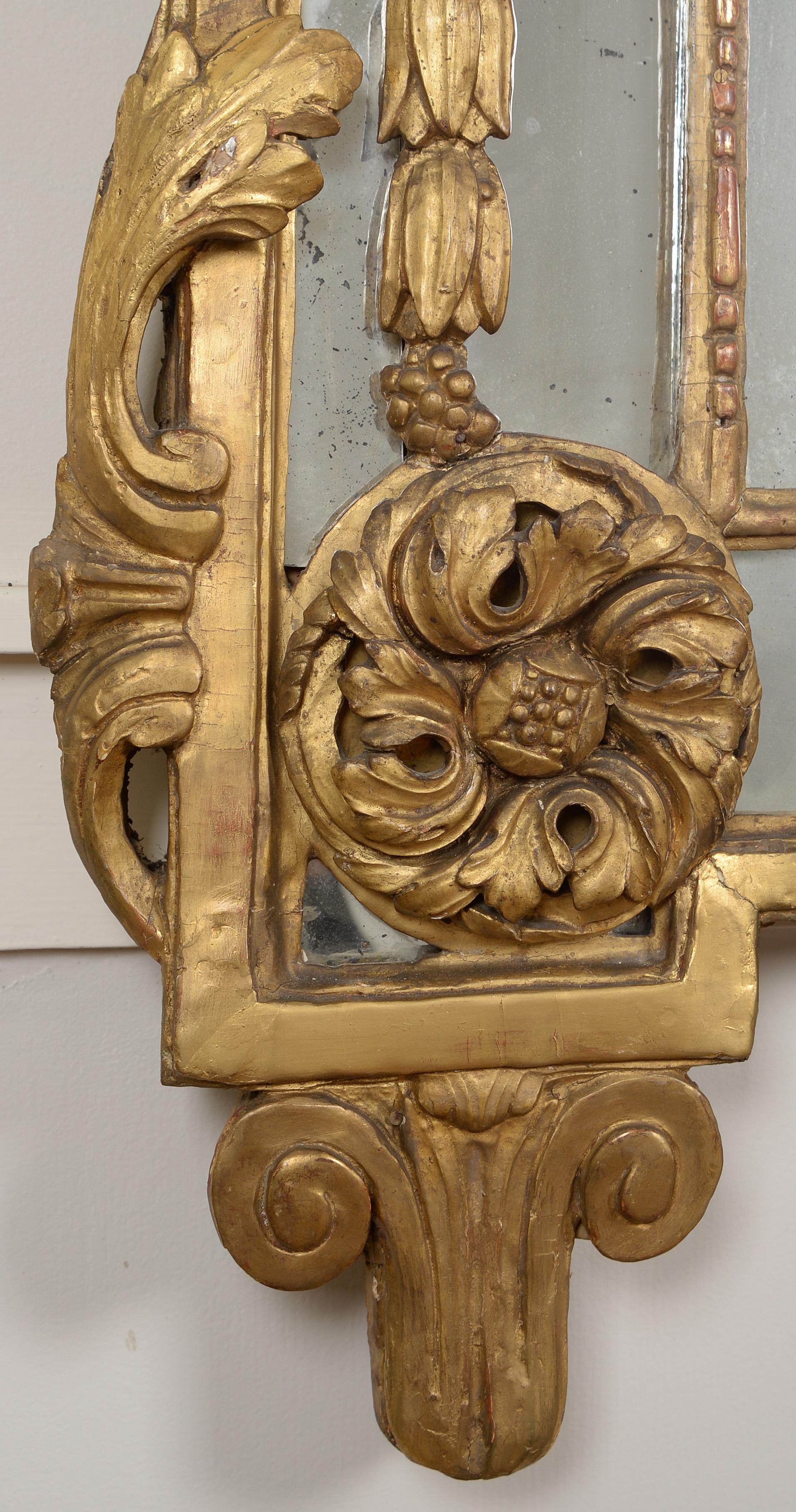 Milieu du XVIIIe siècle Grand miroir en bois doré de la fin de la période Louis XV en vente