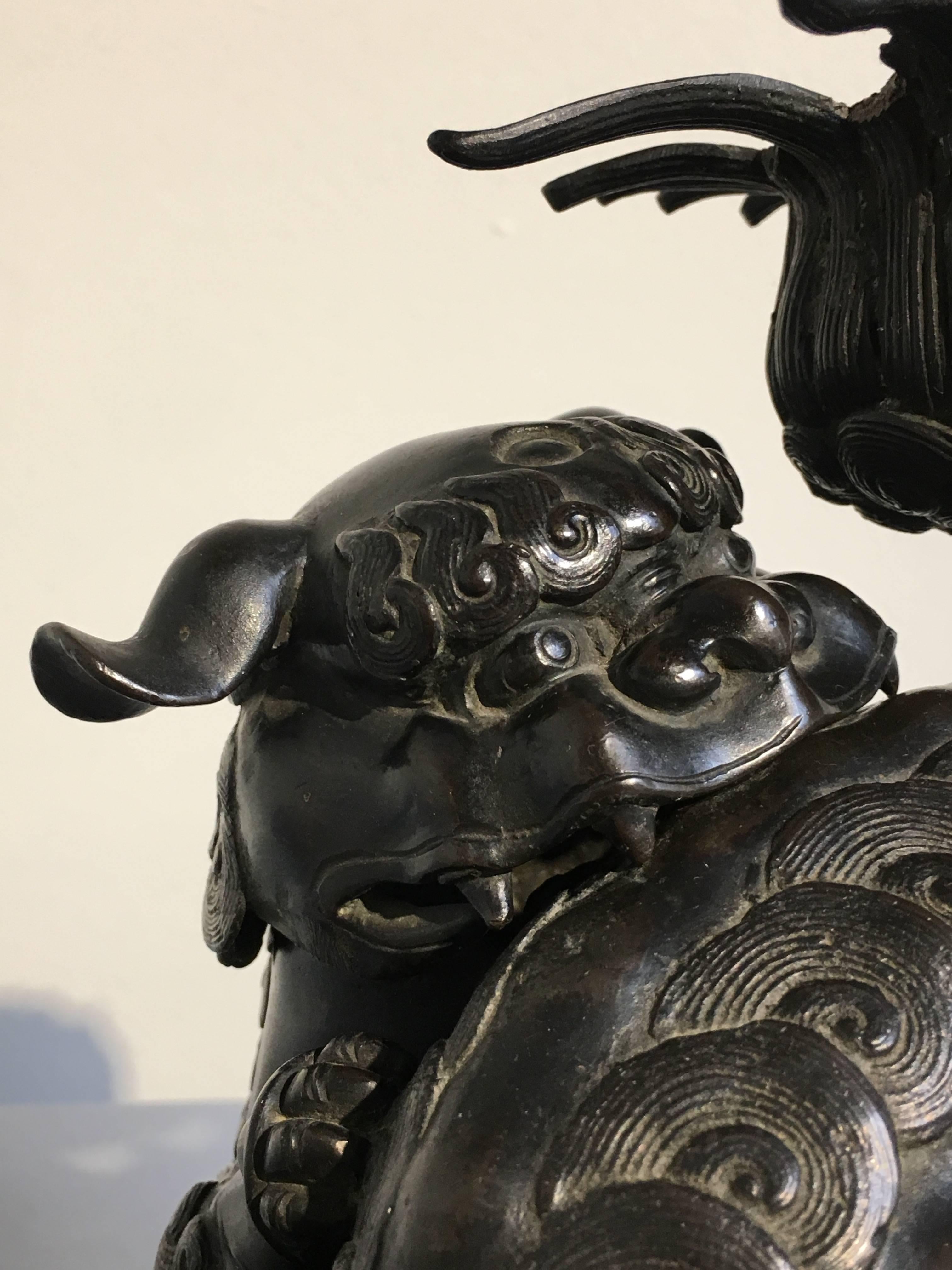 Grand encensoir bouddhiste en bronze coulé en forme de lion, datant de la fin de la dynastie Qing. en vente 3