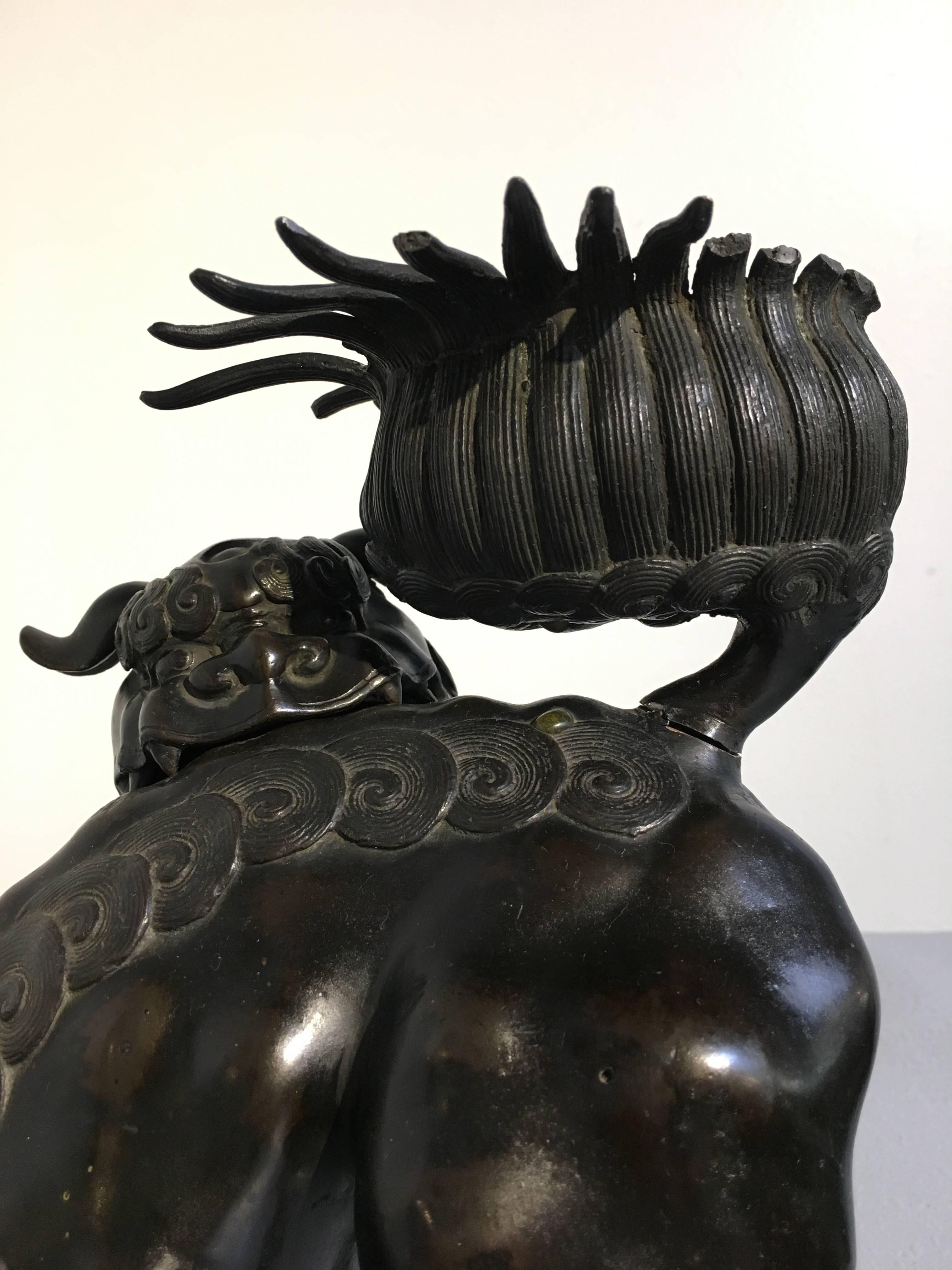 Grand encensoir bouddhiste en bronze coulé en forme de lion, datant de la fin de la dynastie Qing. en vente 2