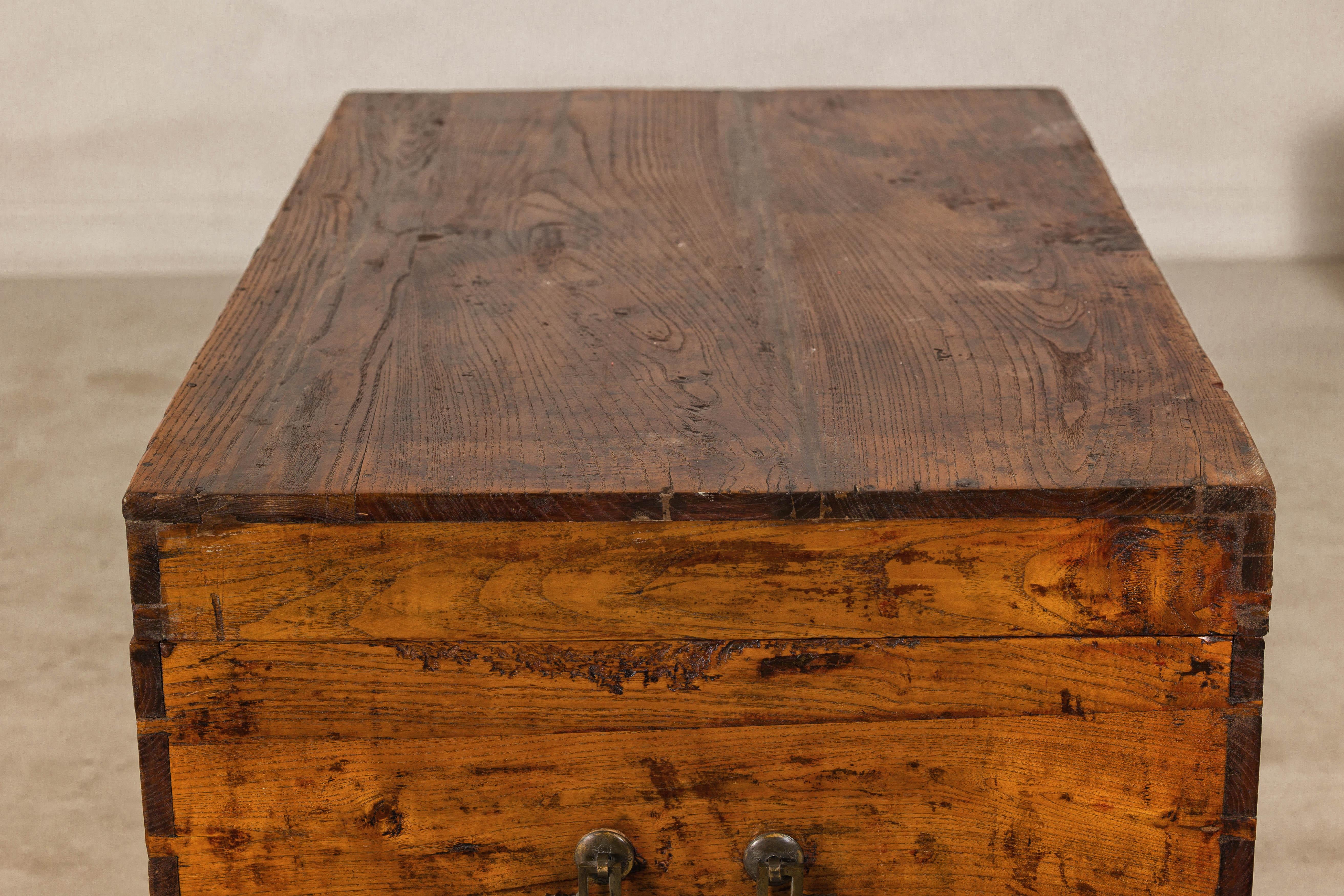 XIX secolo Grande cassapanca in olmo della tarda dinastia Qing con ferramenta in ottone e patina calda in vendita
