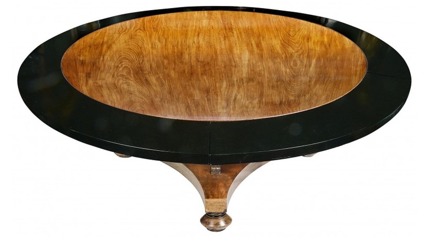 A very impressive late Regency period oval mahogany centre / dining table. Measure: 75