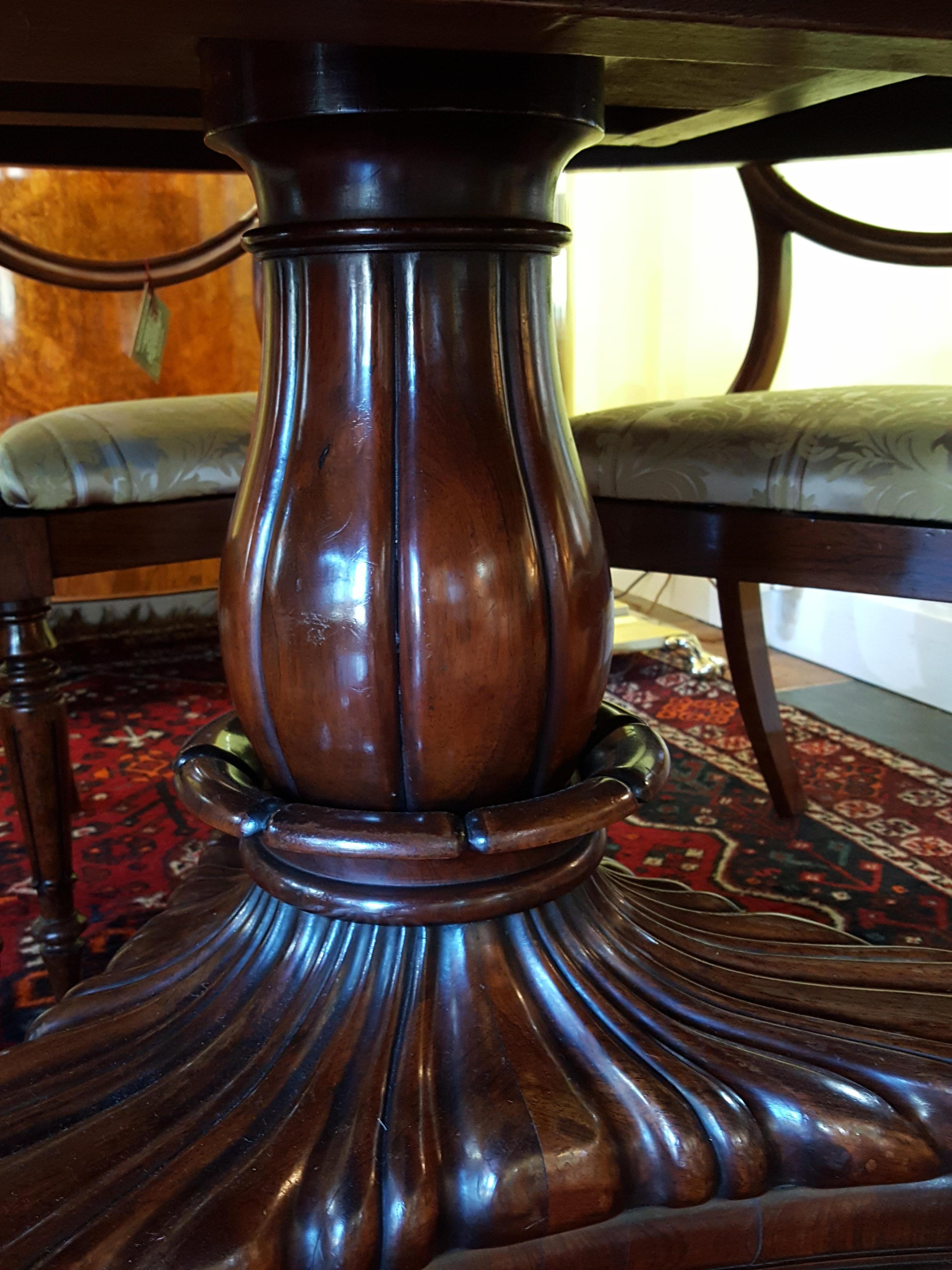 Large Late Regency Circular Rosewood Dining Table (Frühes 19. Jahrhundert) im Angebot