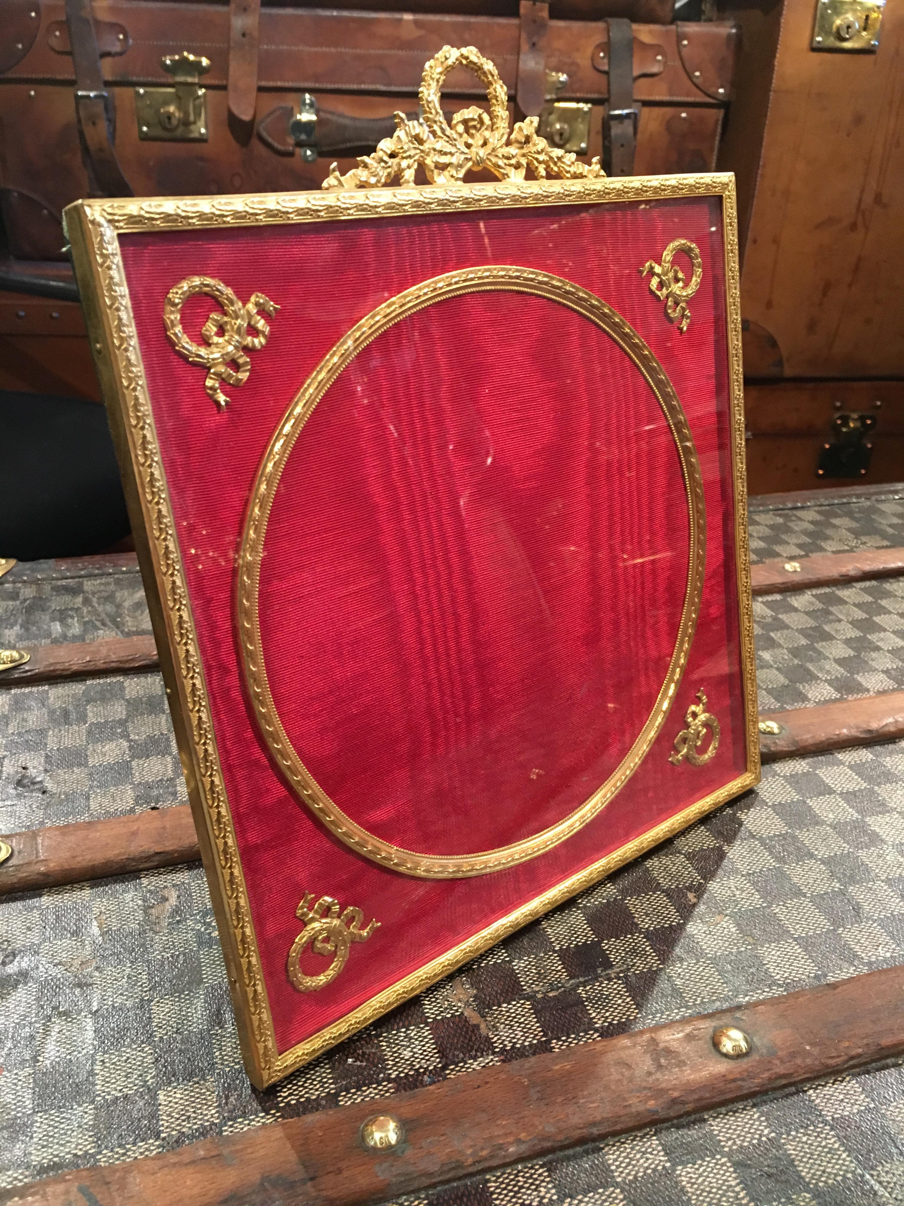 An extremely attractive gilt bronze circular photograph frame, circa 1900.

In superb almost unused condition, the gilding is extremely vibrant and bright, as is the moiré silk lining.

The frame measures 9 3/4 inches wide and 11 1/4 inches