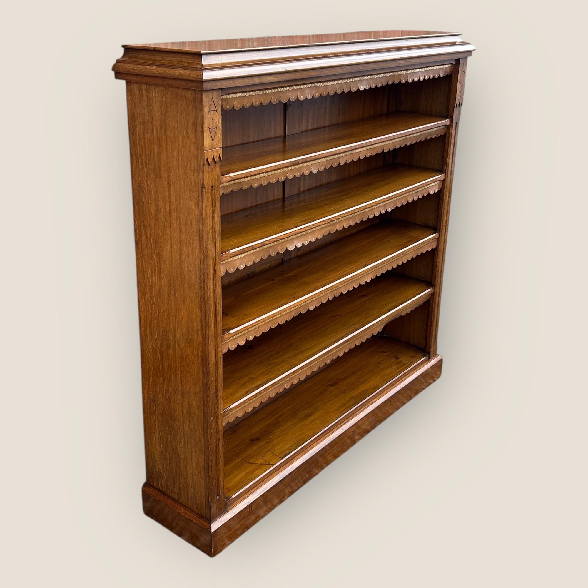 Una grande libreria a giorno in Oak Oak di epoca tardo-vittoriana (circa 1890) in stile estetico con 4 ripiani regolabili. Sotto ogni ripiano c'è una lavorazione in pelle marrone con un disegno dorato. Sulla parte superiore di ciascun lato del