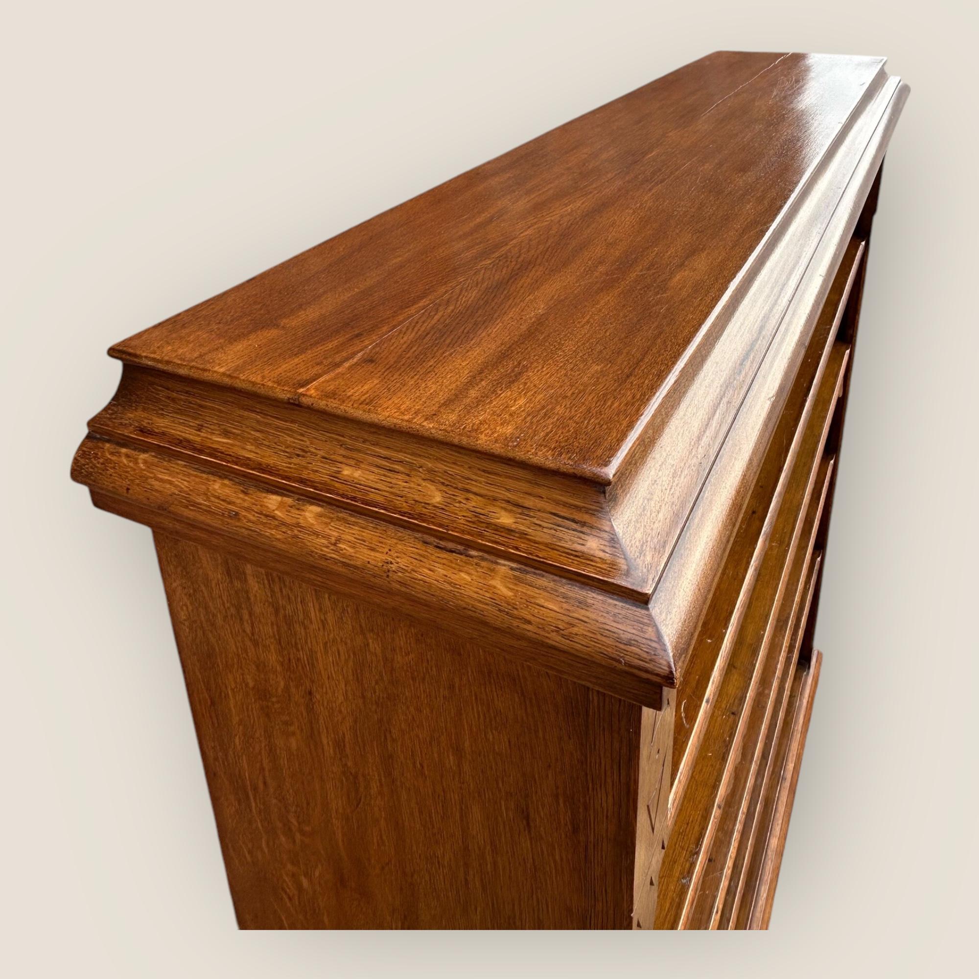 Britannico Grande libreria a giorno tardo-vittoriana in Oak Oak in vendita