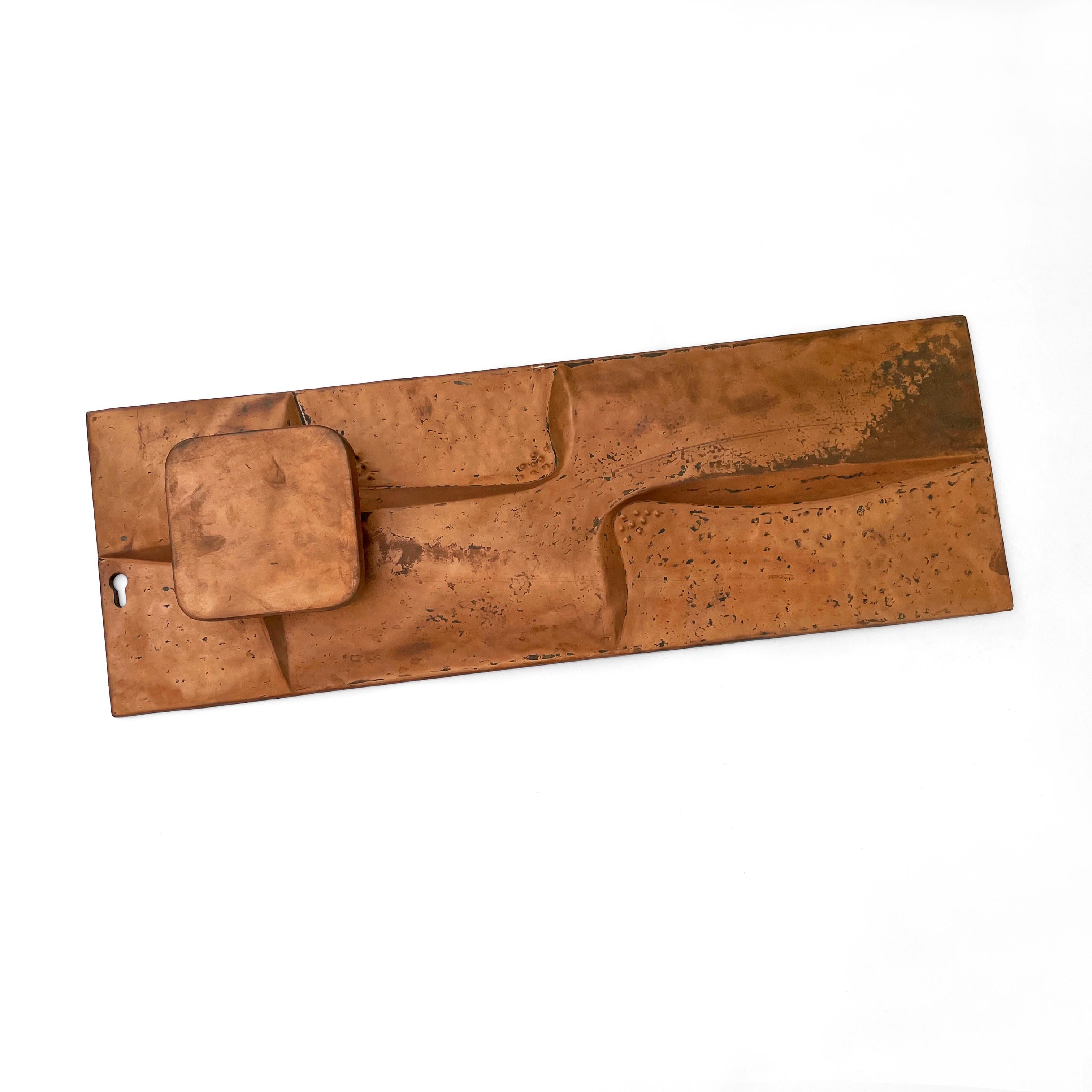 Großer seitlicher Kupfer-Türgriff aus der Mitte des Jahrhunderts mit starkem brutalistischem Relief, das ein beeindruckendes Detail für jede Tür darstellt.
Es gibt ein Schlüsselloch für den Einbau eines Schließzylinders.
Ursprünglich wurde er in den