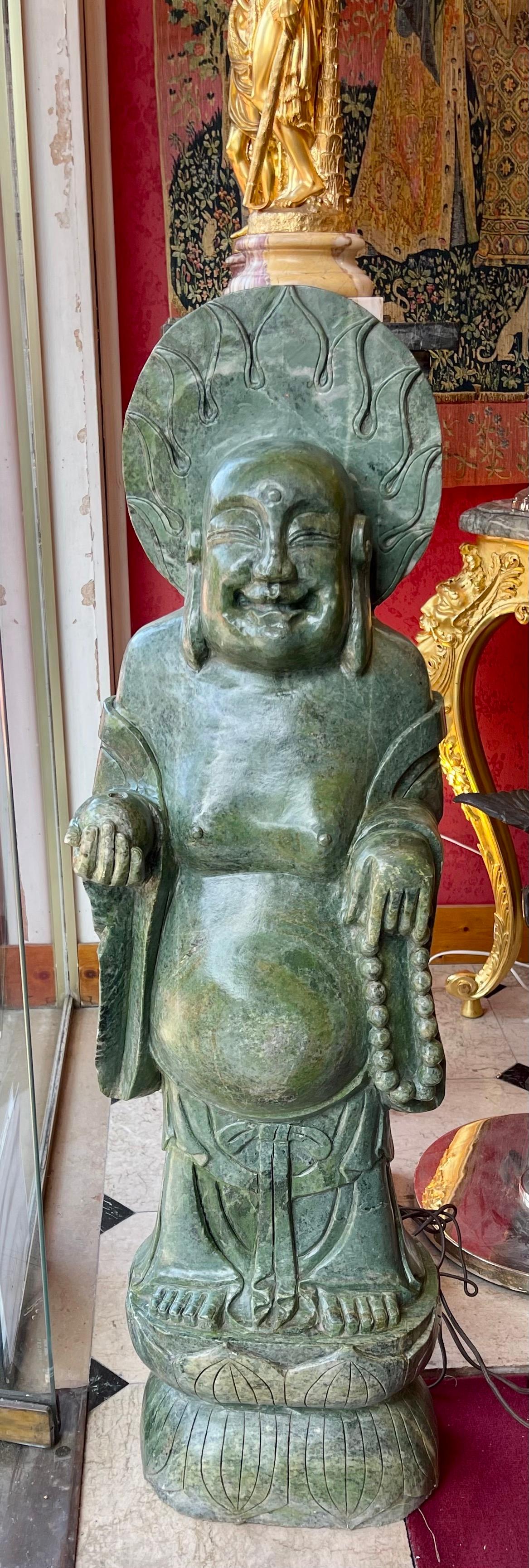 XIXe siècle Grande statue de Bouddha riant - Pierre dure verte - Chine - Période : Art nouveau en vente