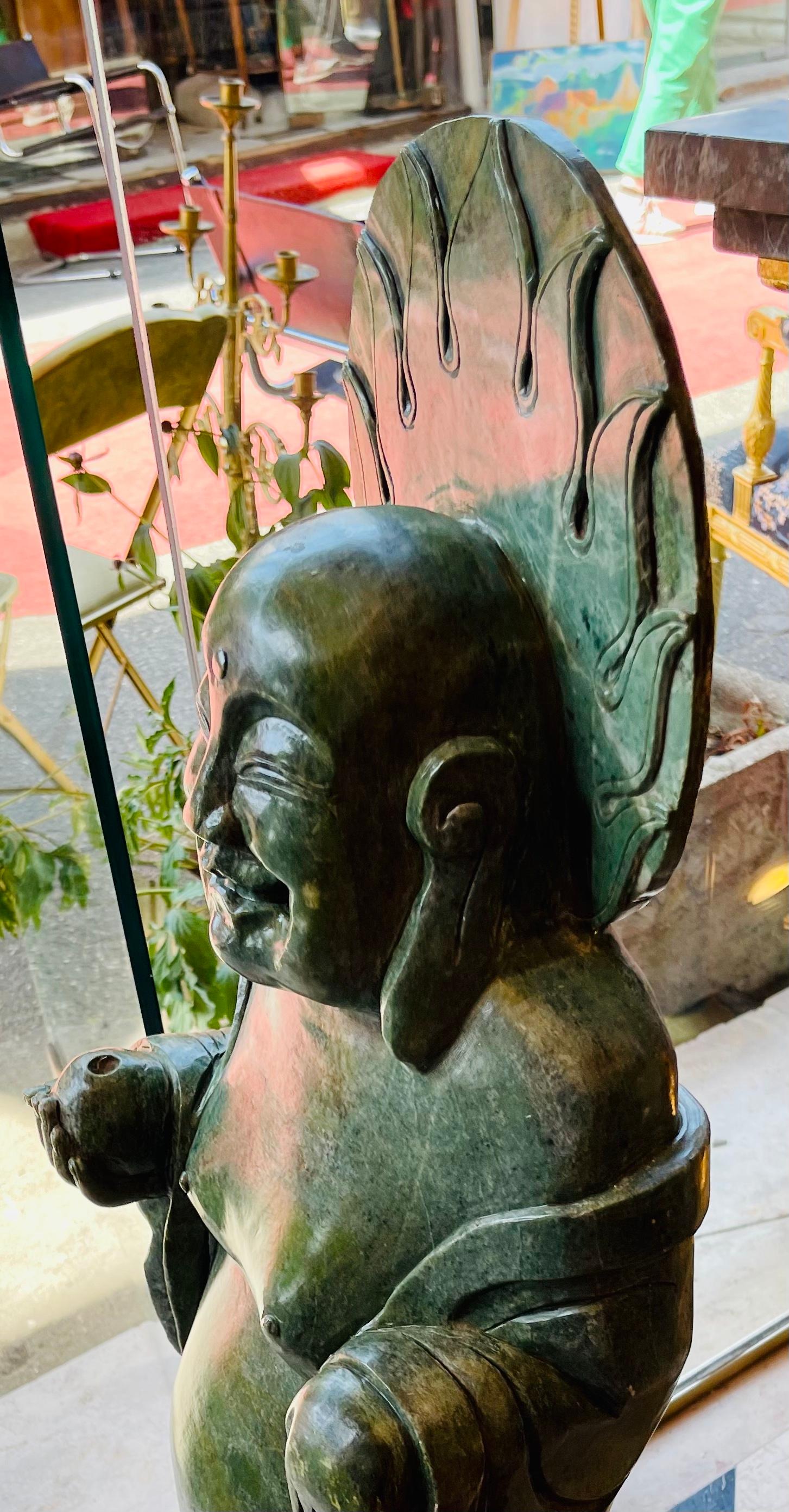 Grande statue de Bouddha riant - Pierre dure verte - Chine - Période : Art nouveau Excellent état - En vente à CRÉTEIL, FR