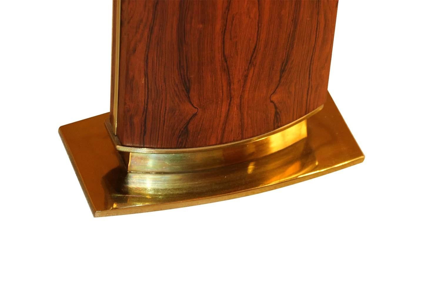 Esta es una lámpara de mesa absolutamente preciosa de Laurel, de artesanía superior. Presenta un perfil rectangular alto y elegante. Esta gran lámpara de sobremesa está compuesta de palisandro y latón macizo, un diseño limpio y moderno con un rico