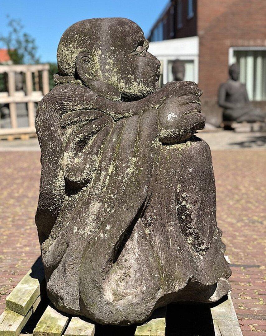 20ième siècle Grande statue de Bouddha Happy en pierre de lave d'Indonésie  Bouddhas originaux en vente