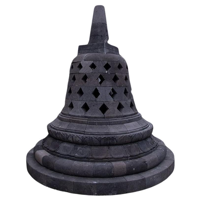 Große Lavastein- Stupa aus Indonesien