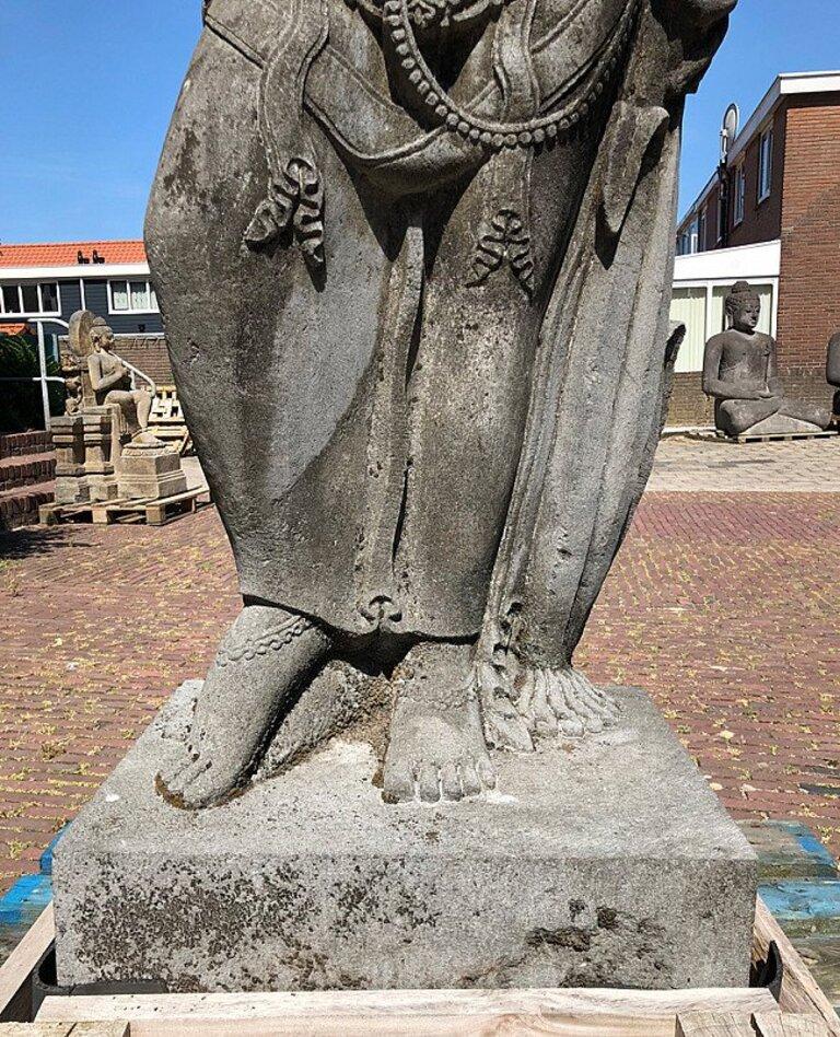 Grande statue Tara en pierre de lave d'Indonésie  Bouddhas originaux en vente 11