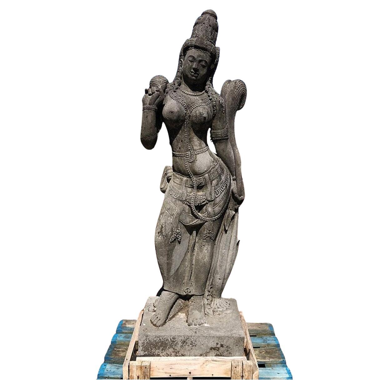Grande statue Tara en pierre de lave d'Indonésie  Bouddhas originaux