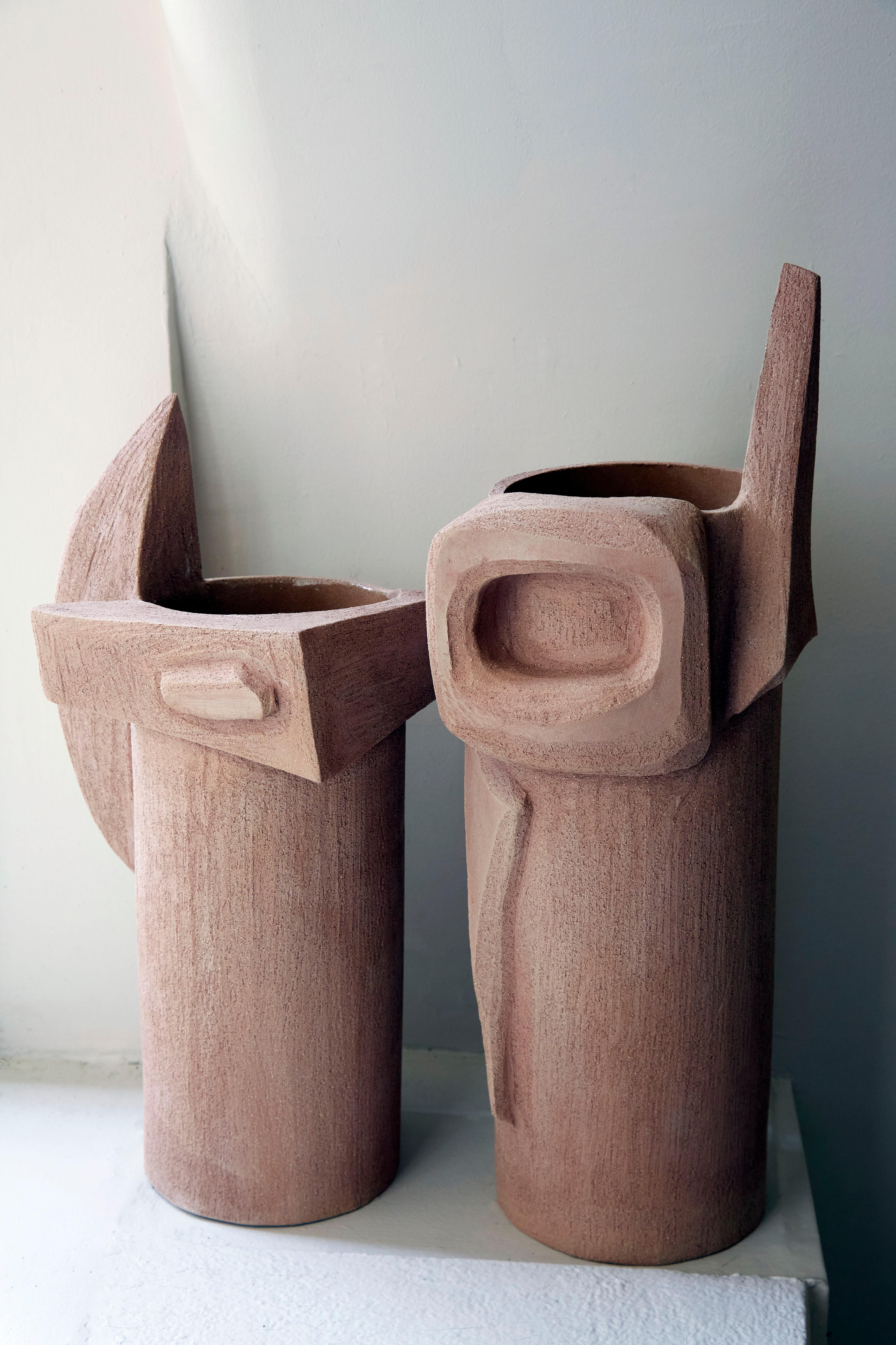 Grand vase Le Sud d'O Olivia Cognet
Dimensions : D 30 x H 55 cm
Matériaux : Céramique.


Chacune des créations faites à la main d'Olivia est une œuvre d'art unique, l'instantané d'un moment précieux capturé dans un monde où tout va vite.
Depuis