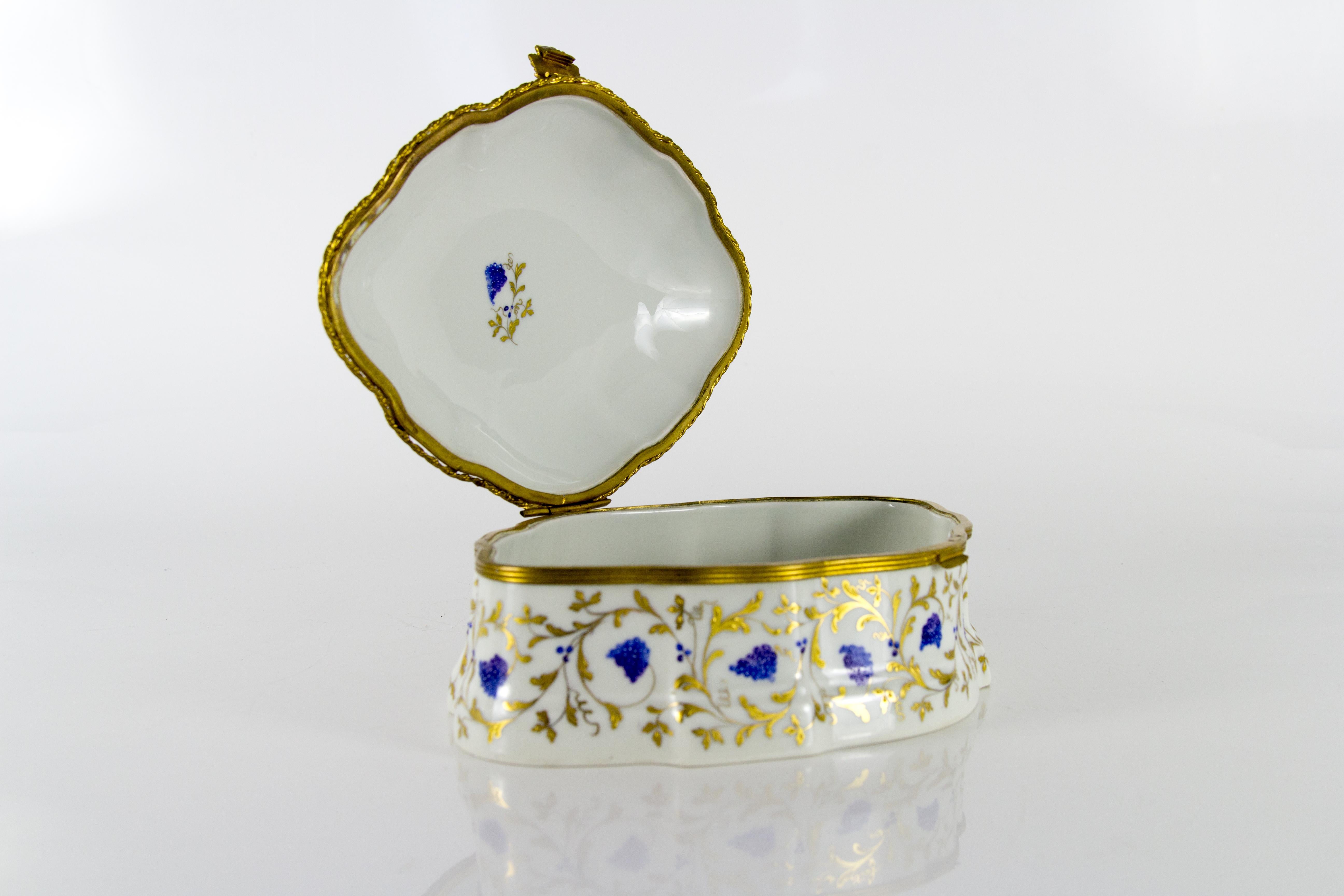 Grande boîte à bijoux ou à bibelots Le Tallec Paris en porcelaine peinte à la main:: 1973 4