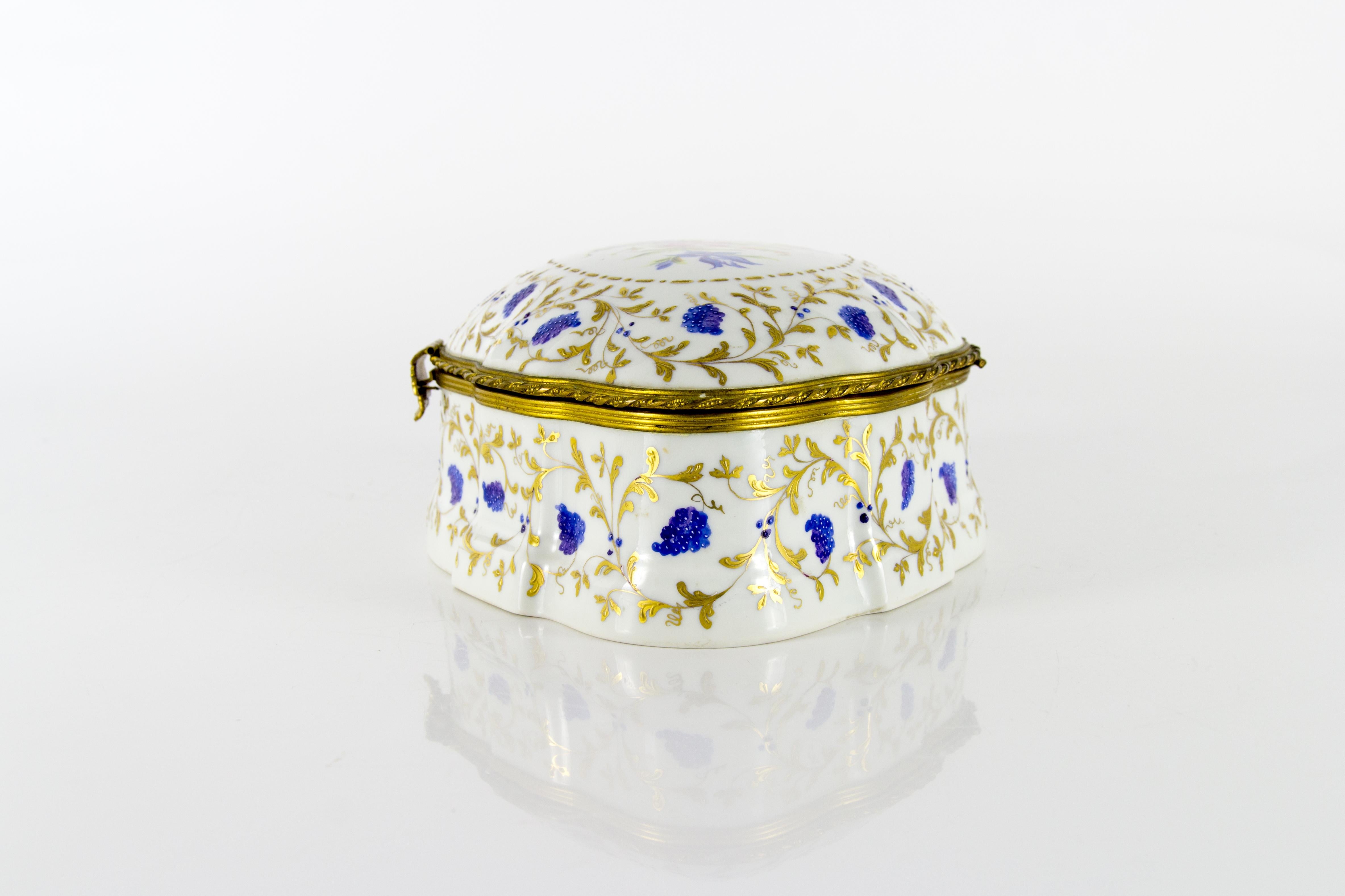 Large Le Tallec Paris Porcelain Hand Painted Trinket or Jewelry Box, 1973 In Good Condition In Barntrup, DE