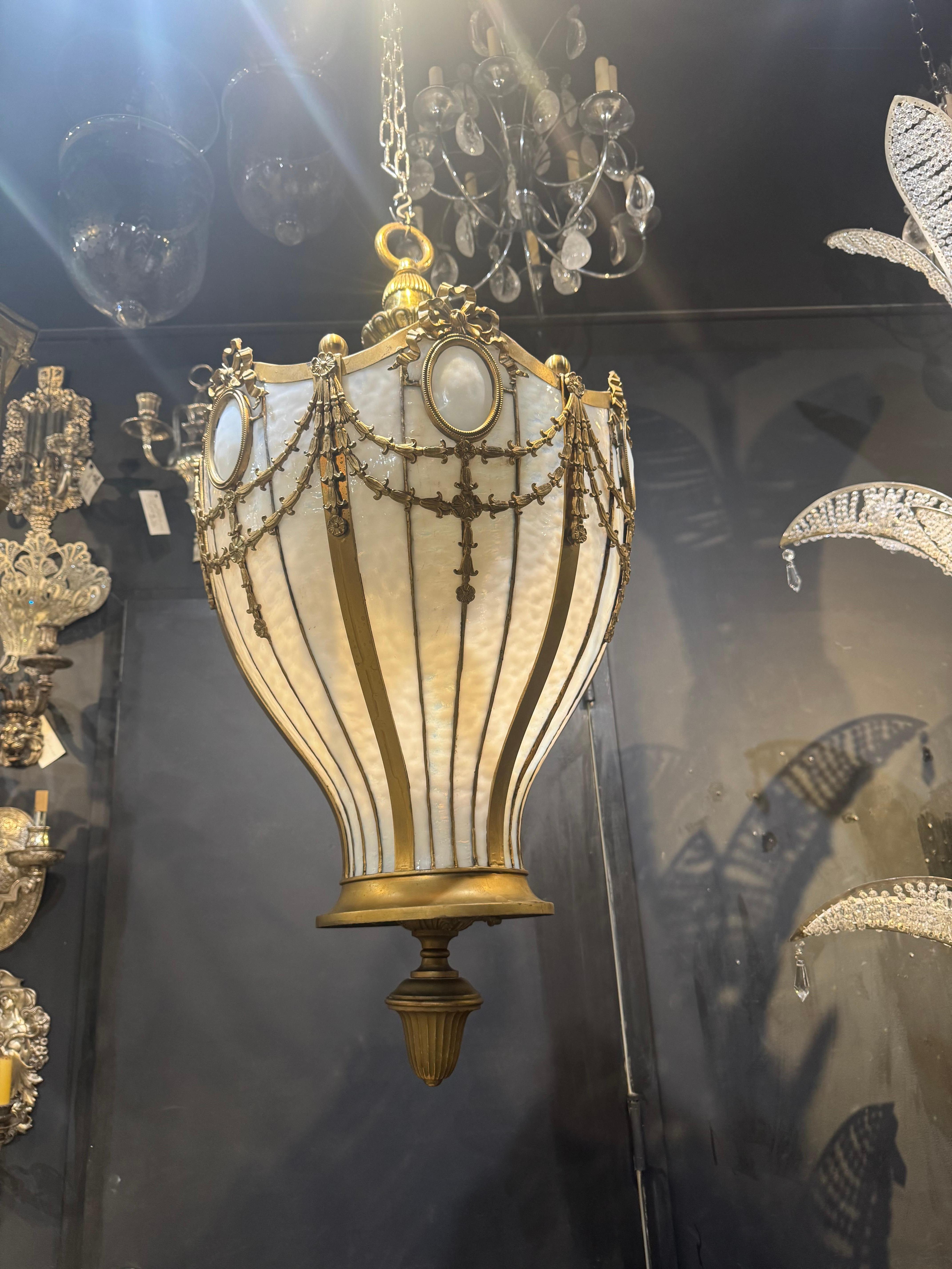 Neoclassico Grande lanterna Caldwell in vetro piombato in vendita