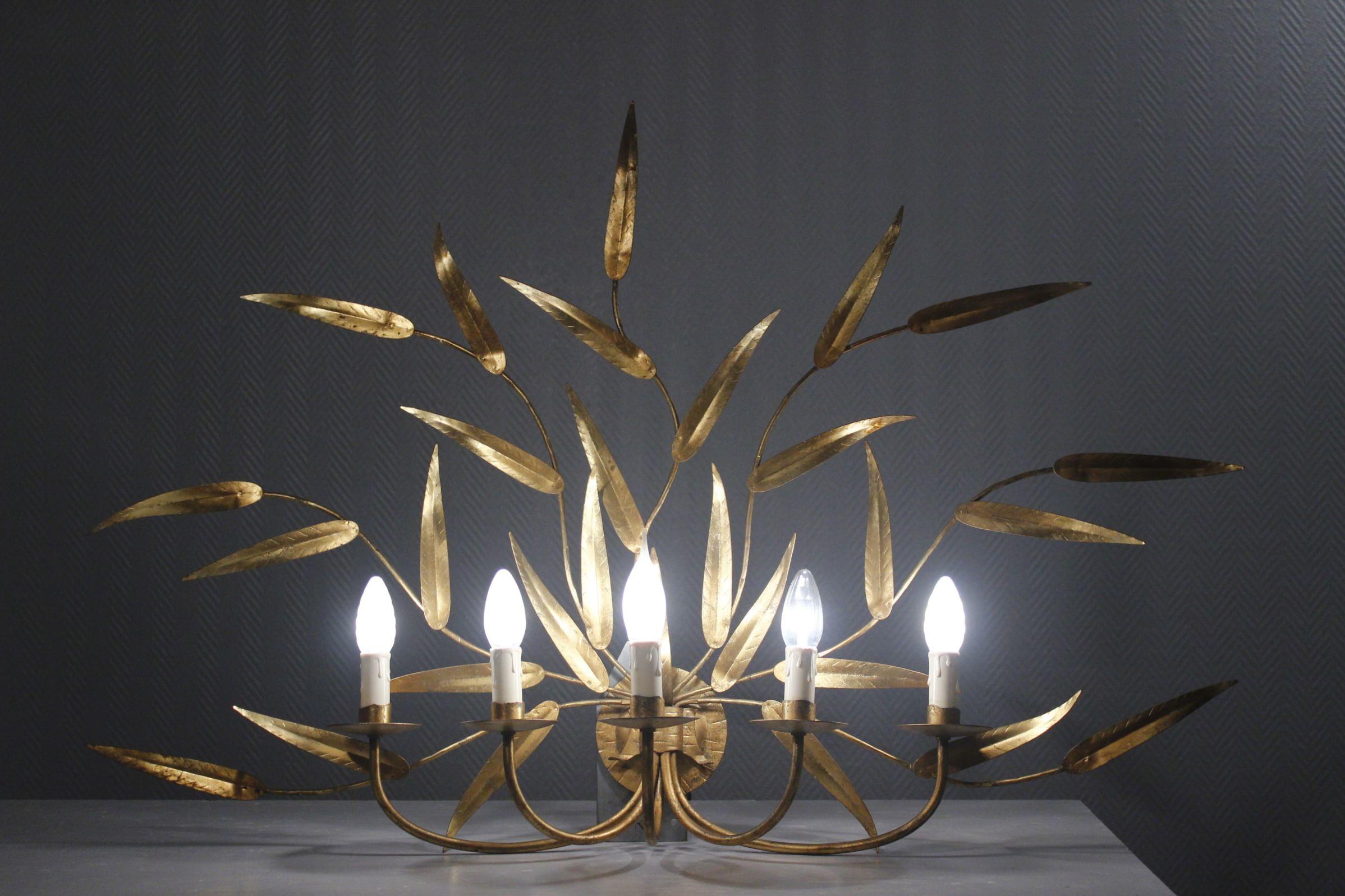 Beeindruckende vierflammige Wandleuchte mit goldenen Metallblättern, hergestellt von Ferro Art um 1970. In gutem Zustand, zeigt es nur wenige Anzeichen von Alter. 