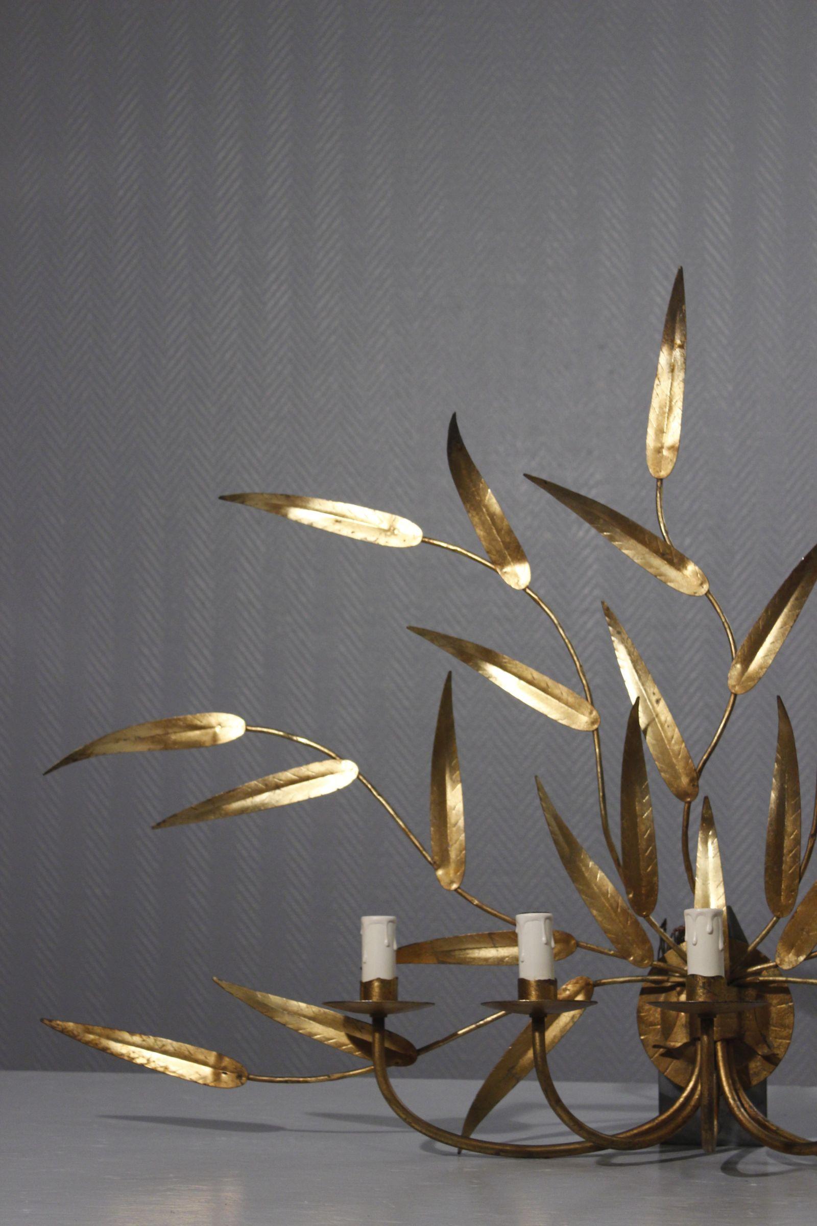 Großer Wandleuchter aus vergoldetem Metall, Ferro Art 1970er (Hollywood Regency) im Angebot