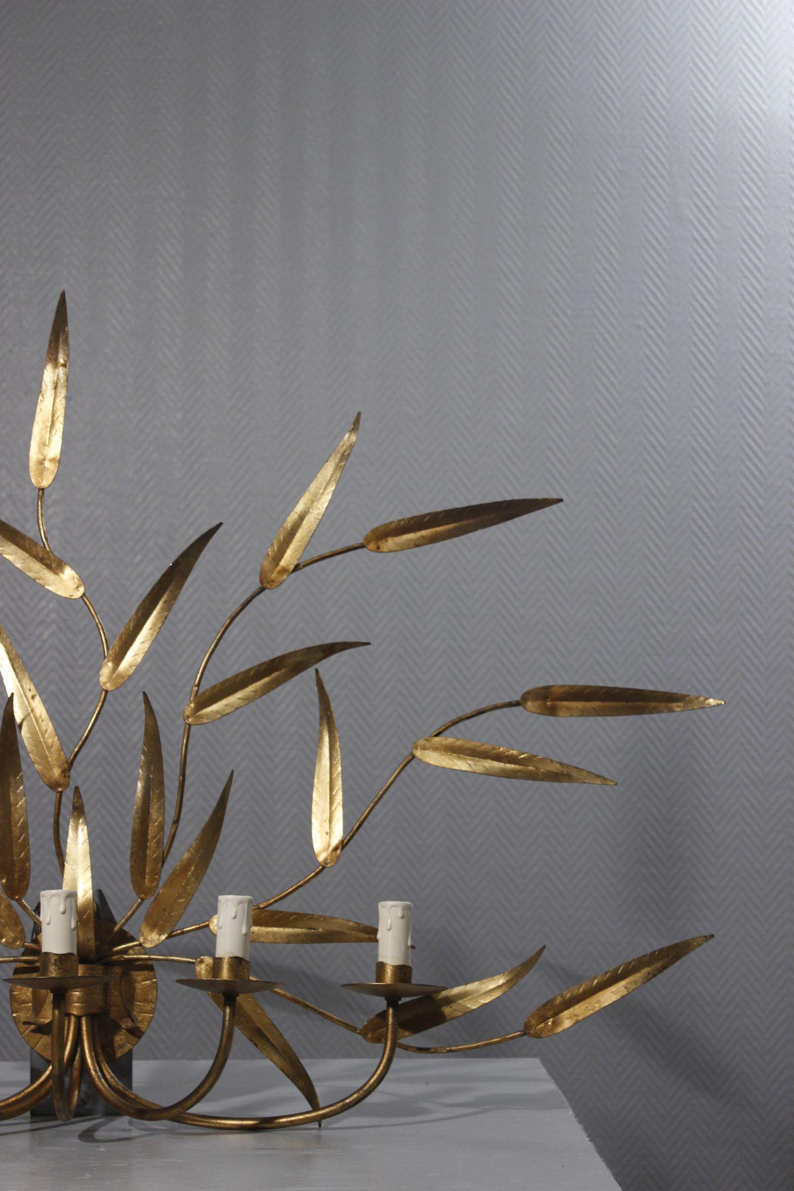 Großer Wandleuchter aus vergoldetem Metall, Ferro Art 1970er (Spanisch) im Angebot