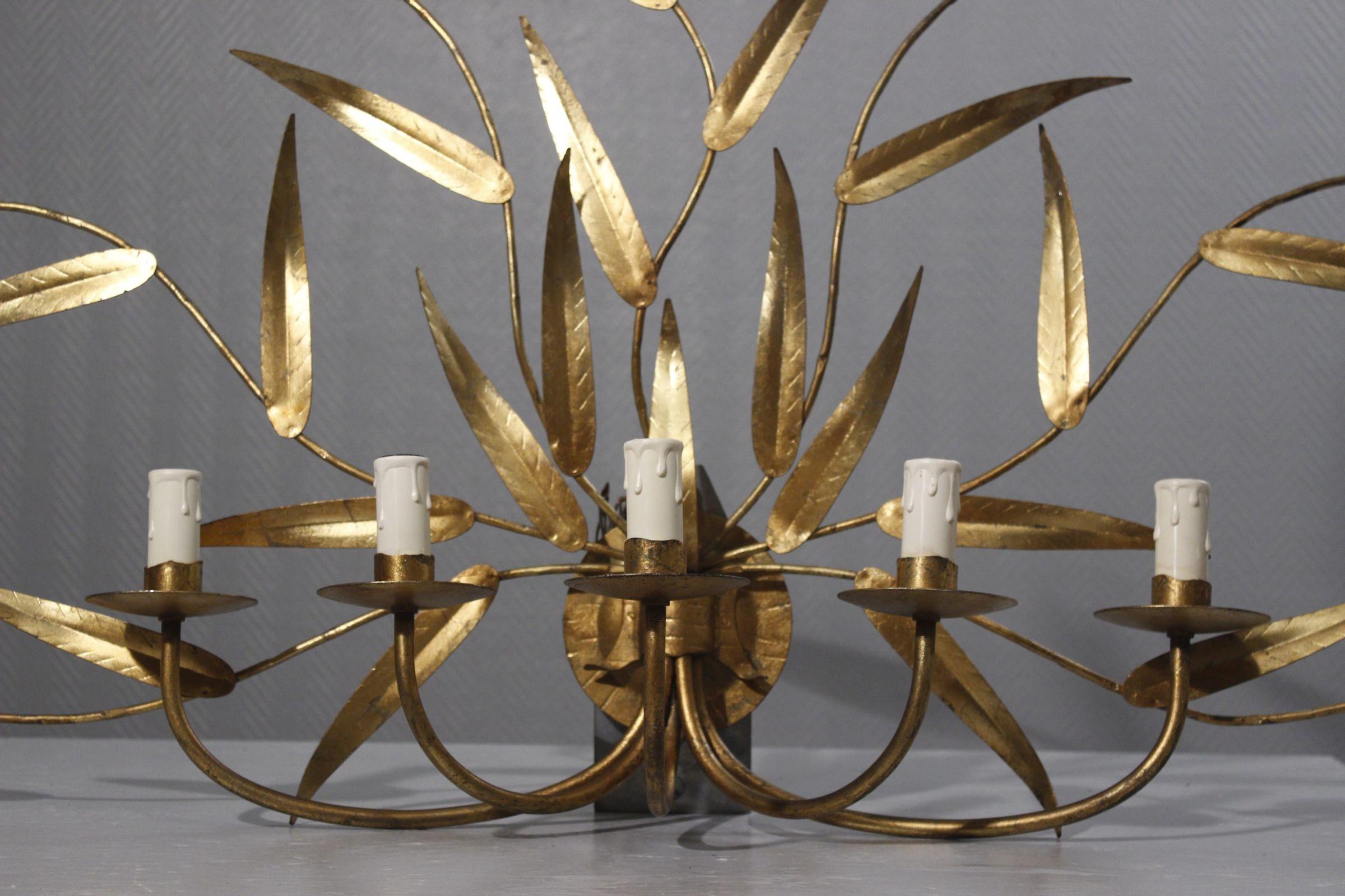 Großer Wandleuchter aus vergoldetem Metall, Ferro Art 1970er (Vergoldet) im Angebot