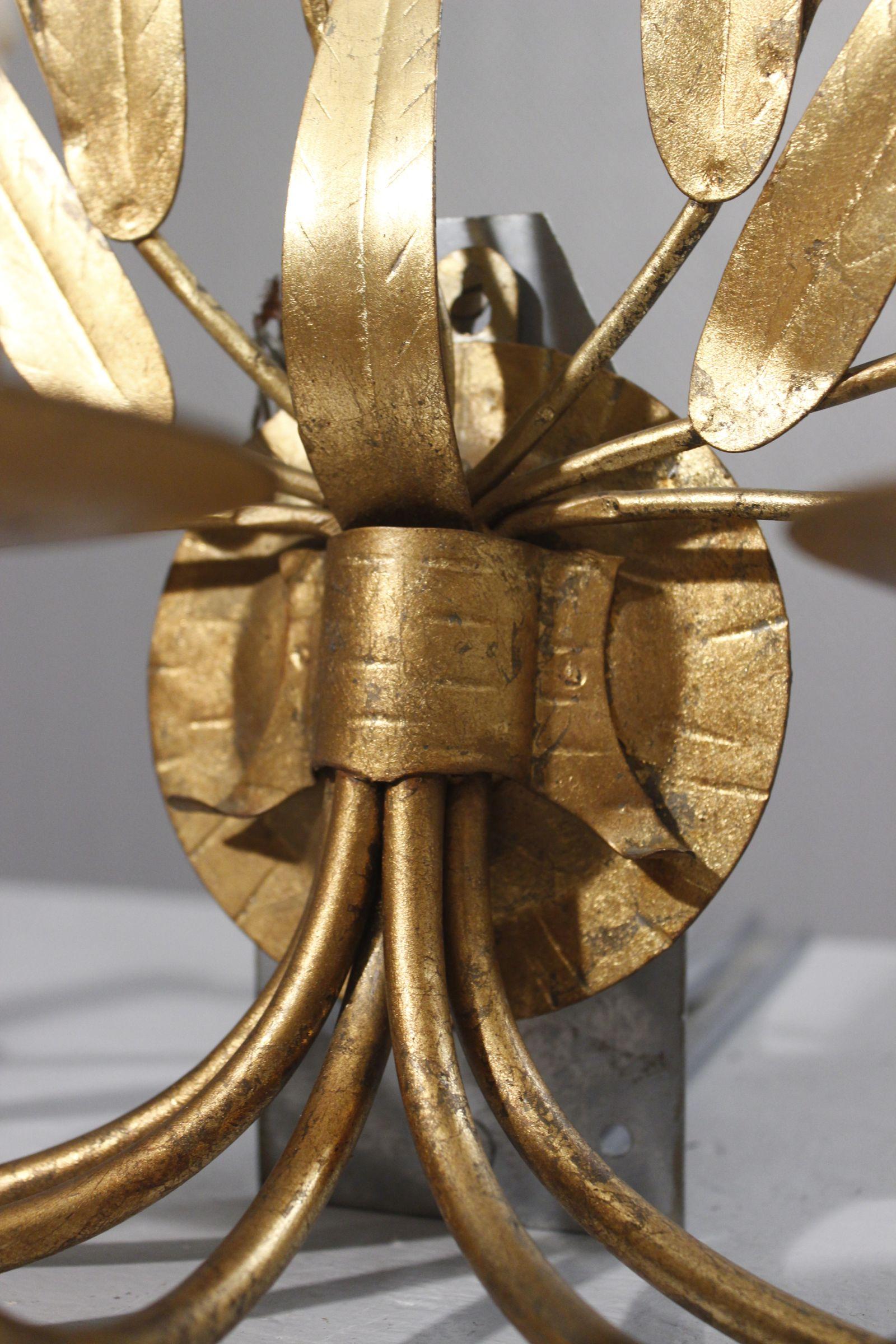 Großer Wandleuchter aus vergoldetem Metall, Ferro Art 1970er im Angebot 1