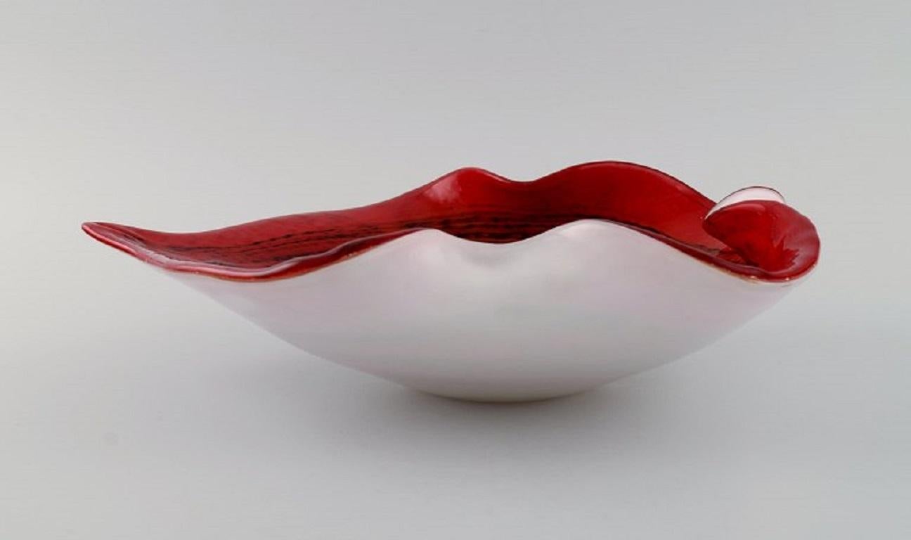 Large Leaf-Shaped Murano Bowl in Mouth-Blown Art Glass with Wavy Edges In Excellent Condition For Sale In Copenhagen, DK