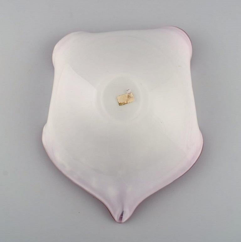 Milieu du XXe siècle Grand bol en forme de feuille en verre d'art de Murano soufflé à la bouche avec bords ondulés en vente