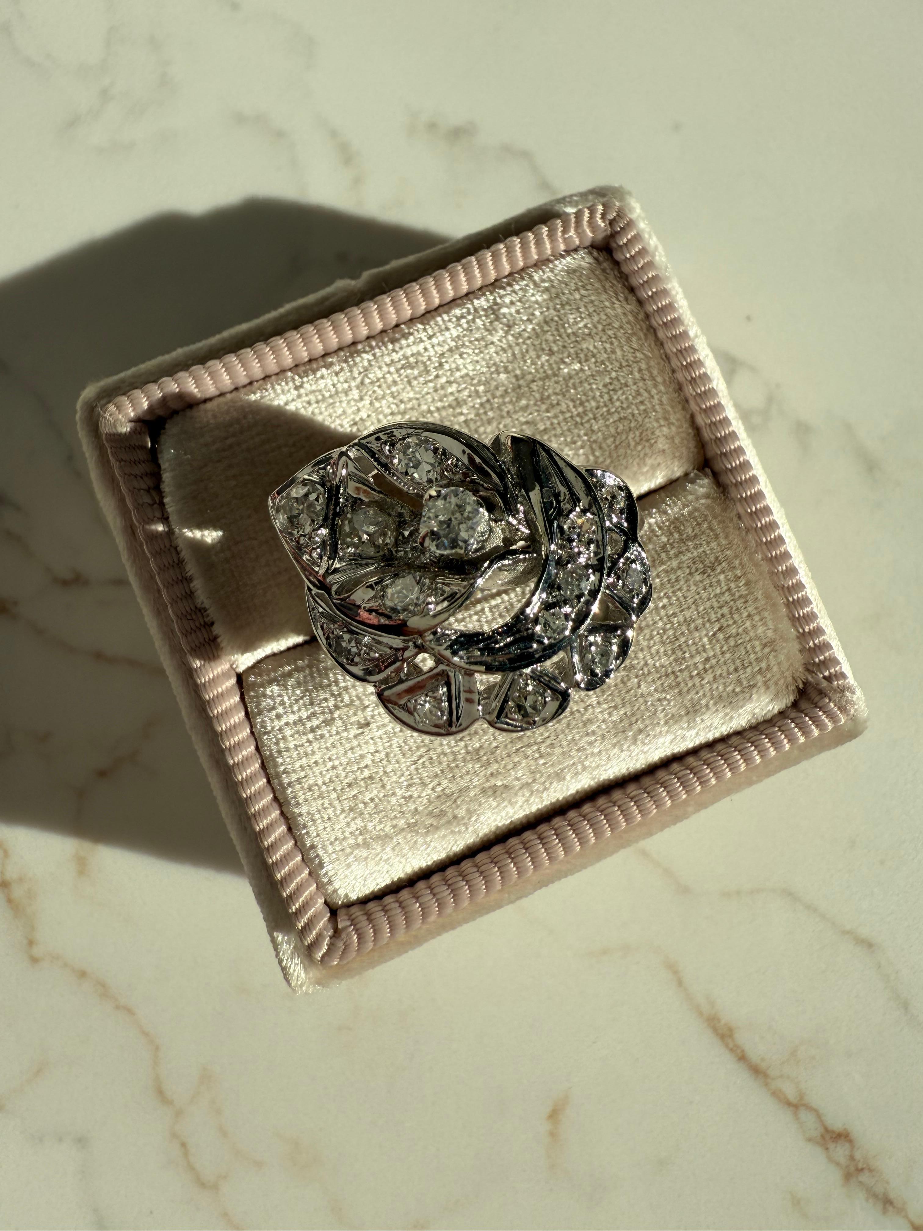Taglio rotondo Anello di fidanzamento con cluster di diamanti in oro bianco 14K a foglia grande - 1,00ct in vendita