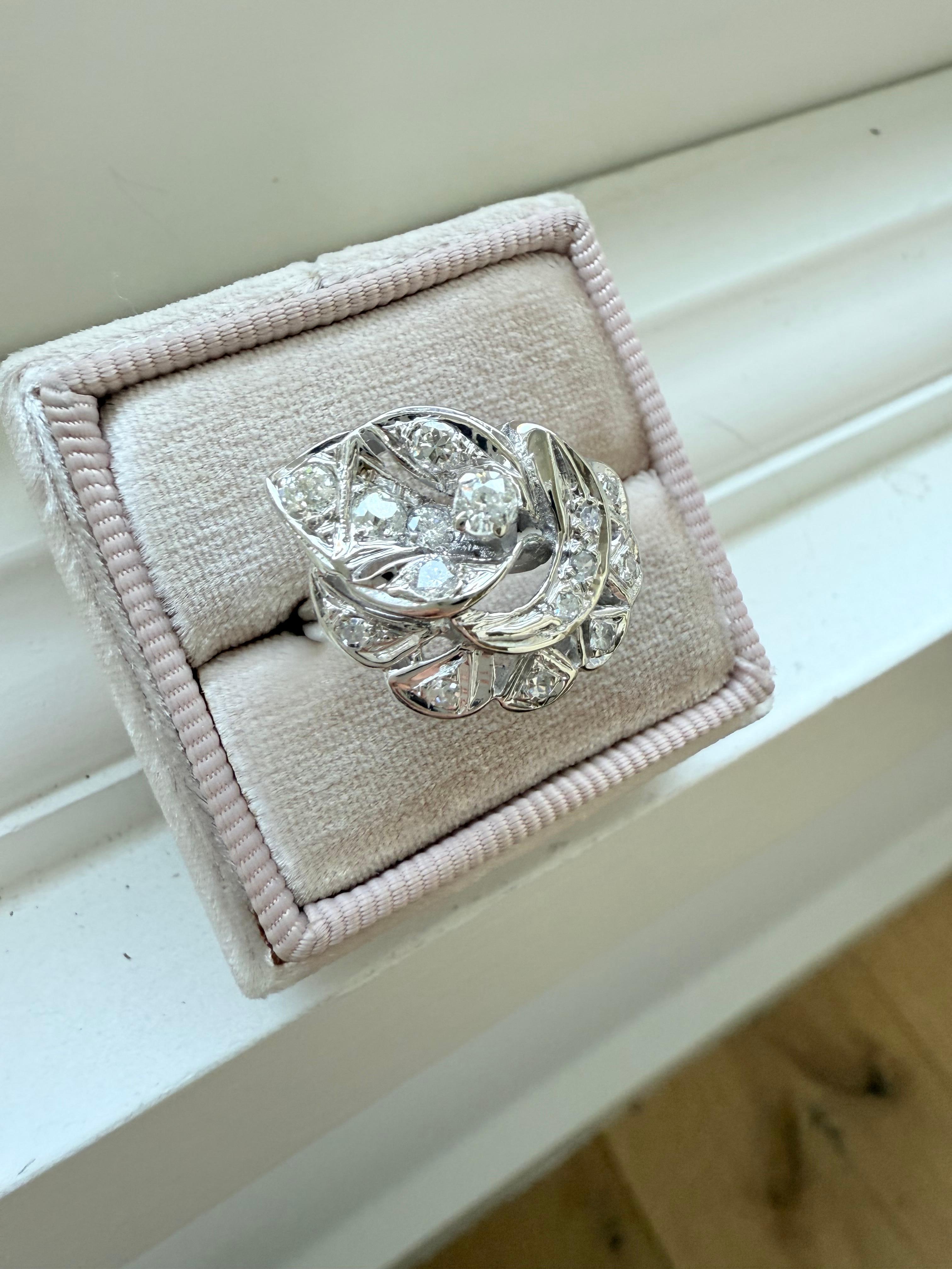 Anello di fidanzamento con cluster di diamanti in oro bianco 14K a foglia grande - 1,00ct In condizioni buone in vendita a San Francisco, CA