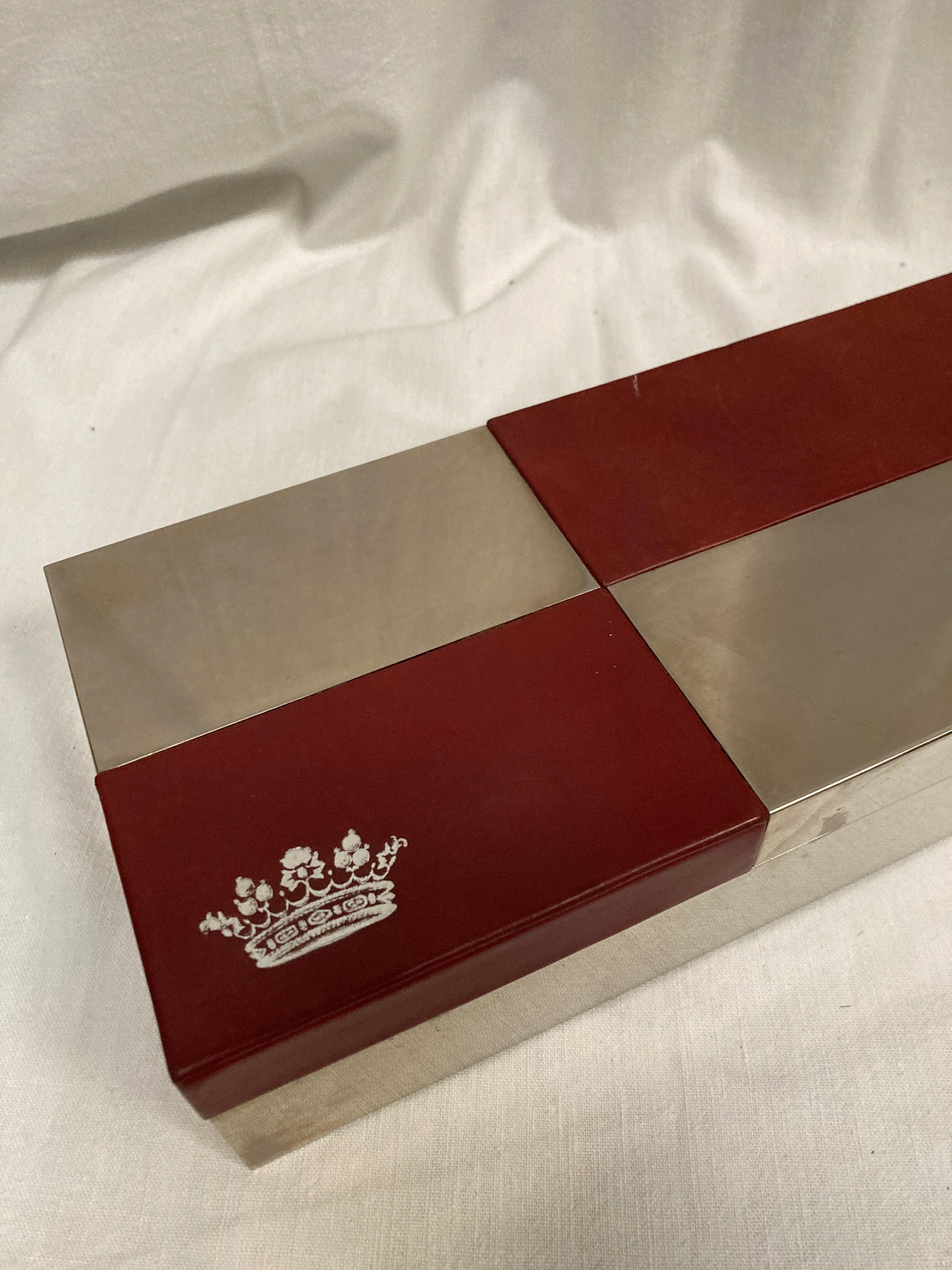 Muy bonita caja de mesa grande
Con armería de la corona 
Alrededor de 1970