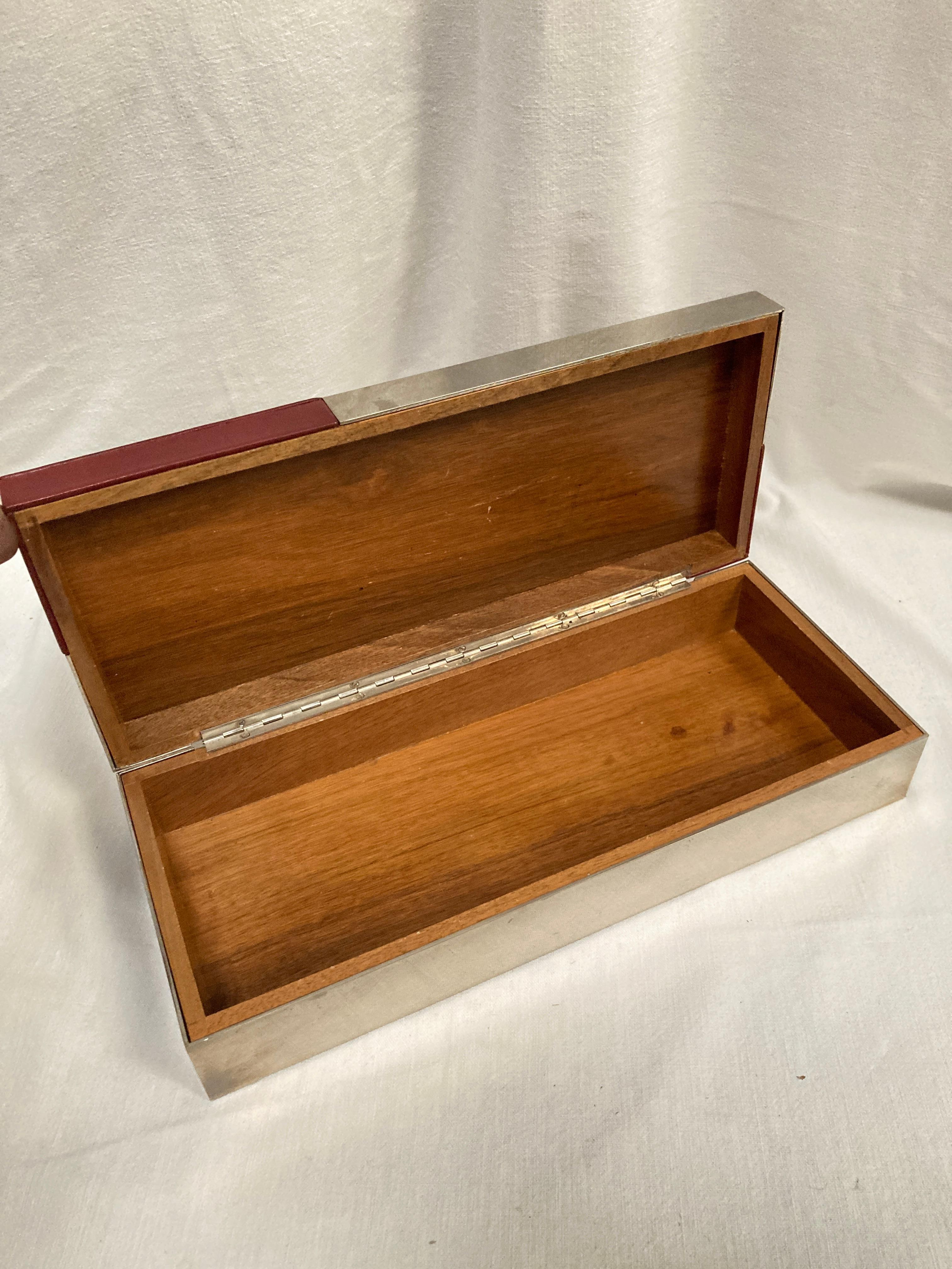 Caja decorativa grande de cuero y chapa de plata con atributo de corona Francés en venta