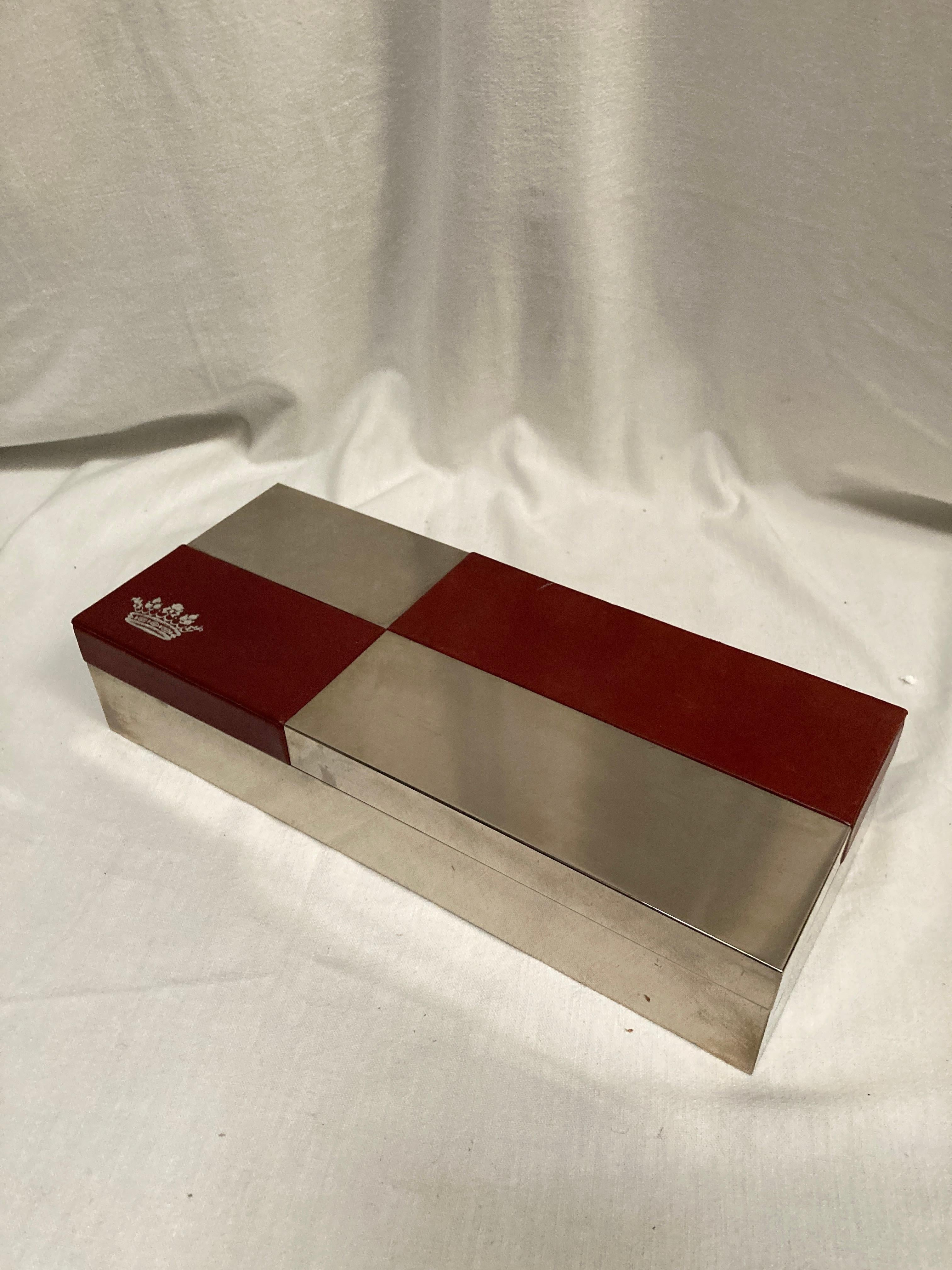 Caja decorativa grande de cuero y chapa de plata con atributo de corona en Bueno estado para la venta en New York, NY
