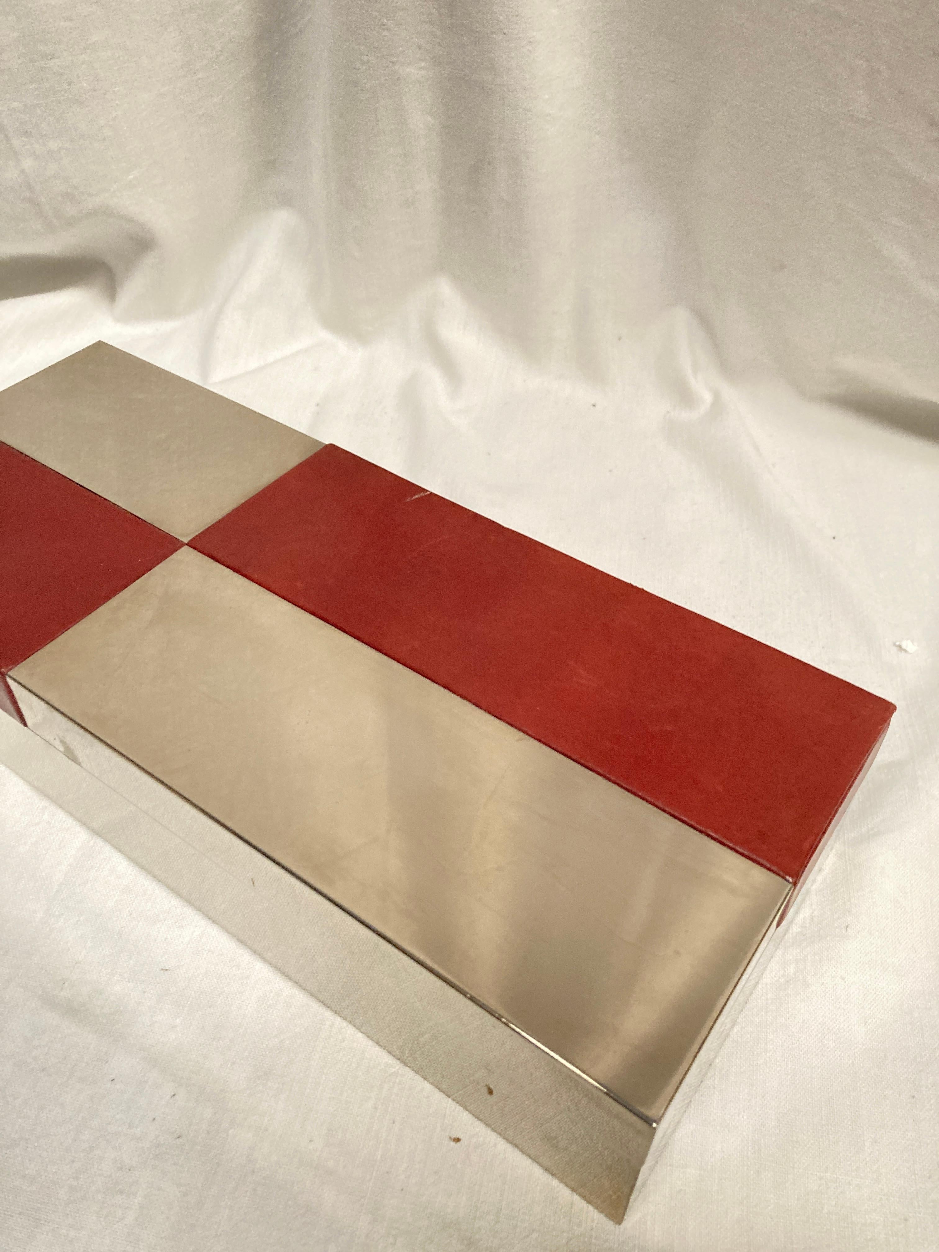 Caja decorativa grande de cuero y chapa de plata con atributo de corona finales del siglo XX en venta