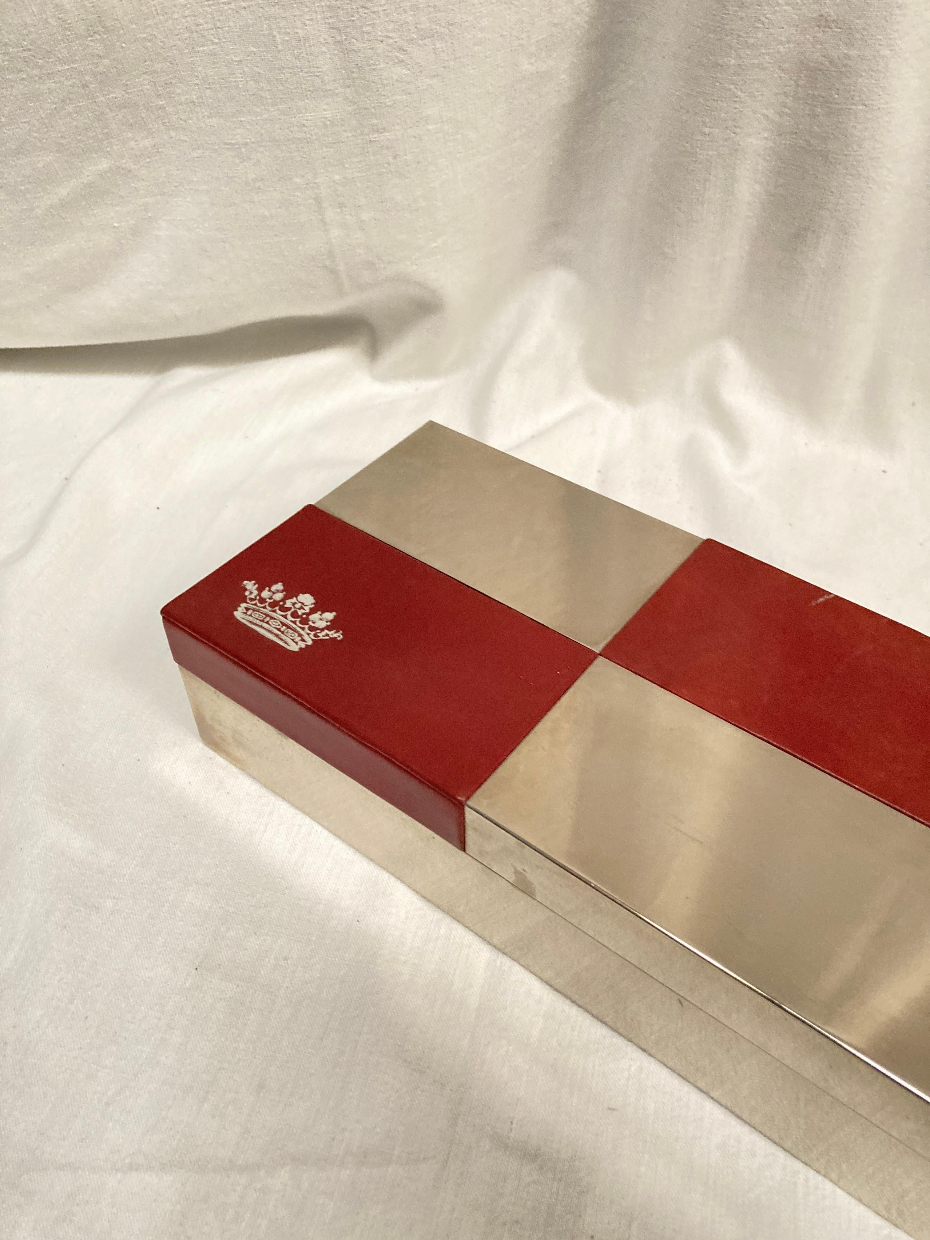 Caja decorativa grande de cuero y chapa de plata con atributo de corona Chapado en plata en venta