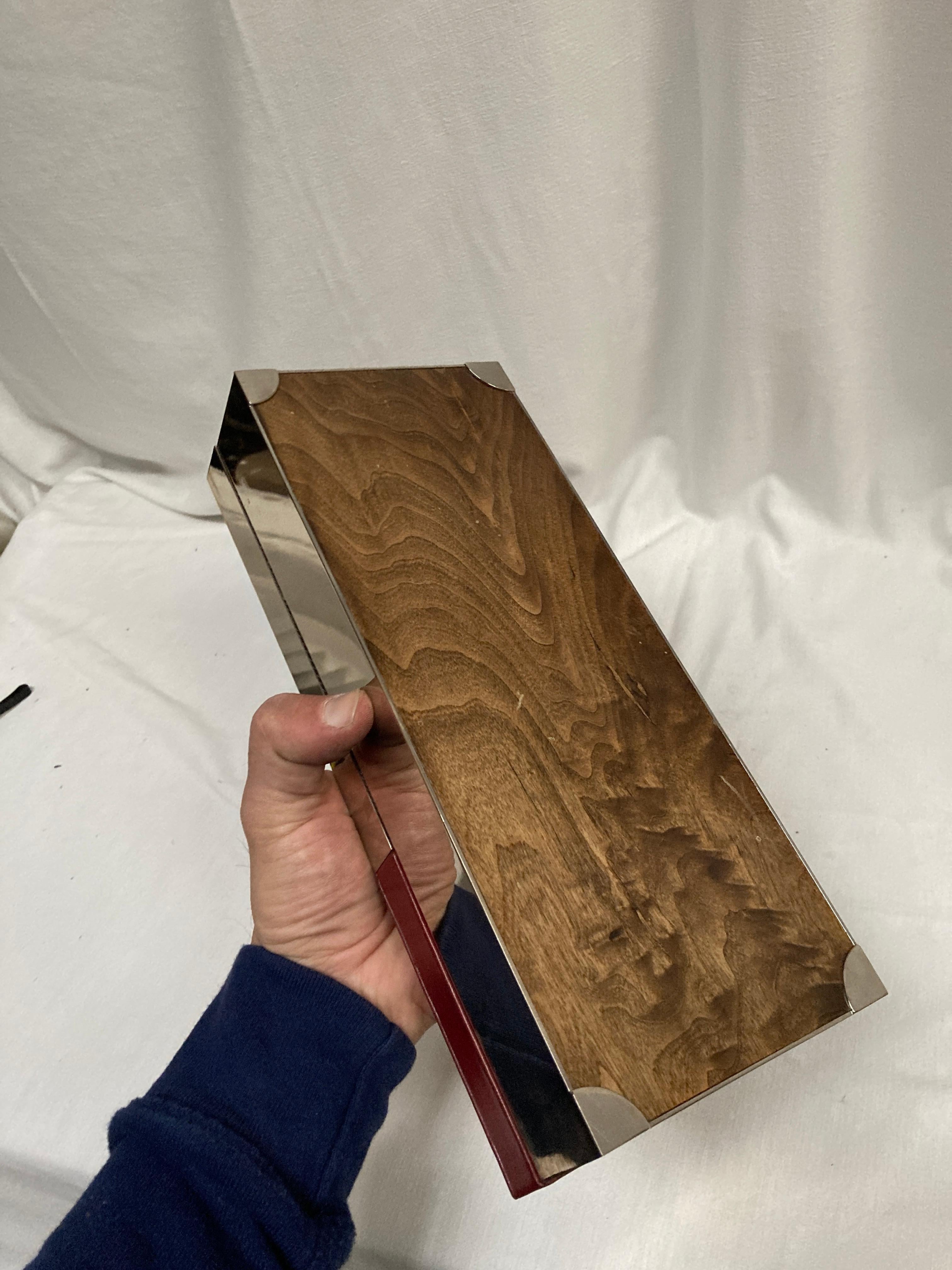 Caja decorativa grande de cuero y chapa de plata con atributo de corona en venta 1