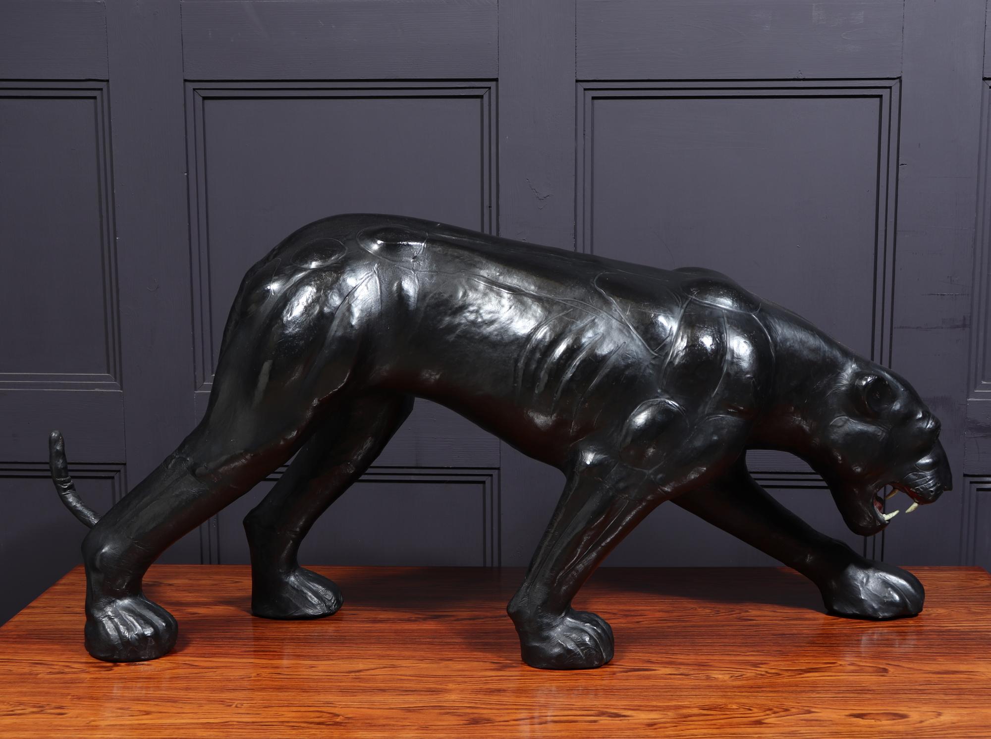 Grande sculpture de panthère recouverte de cuir en vente 2
