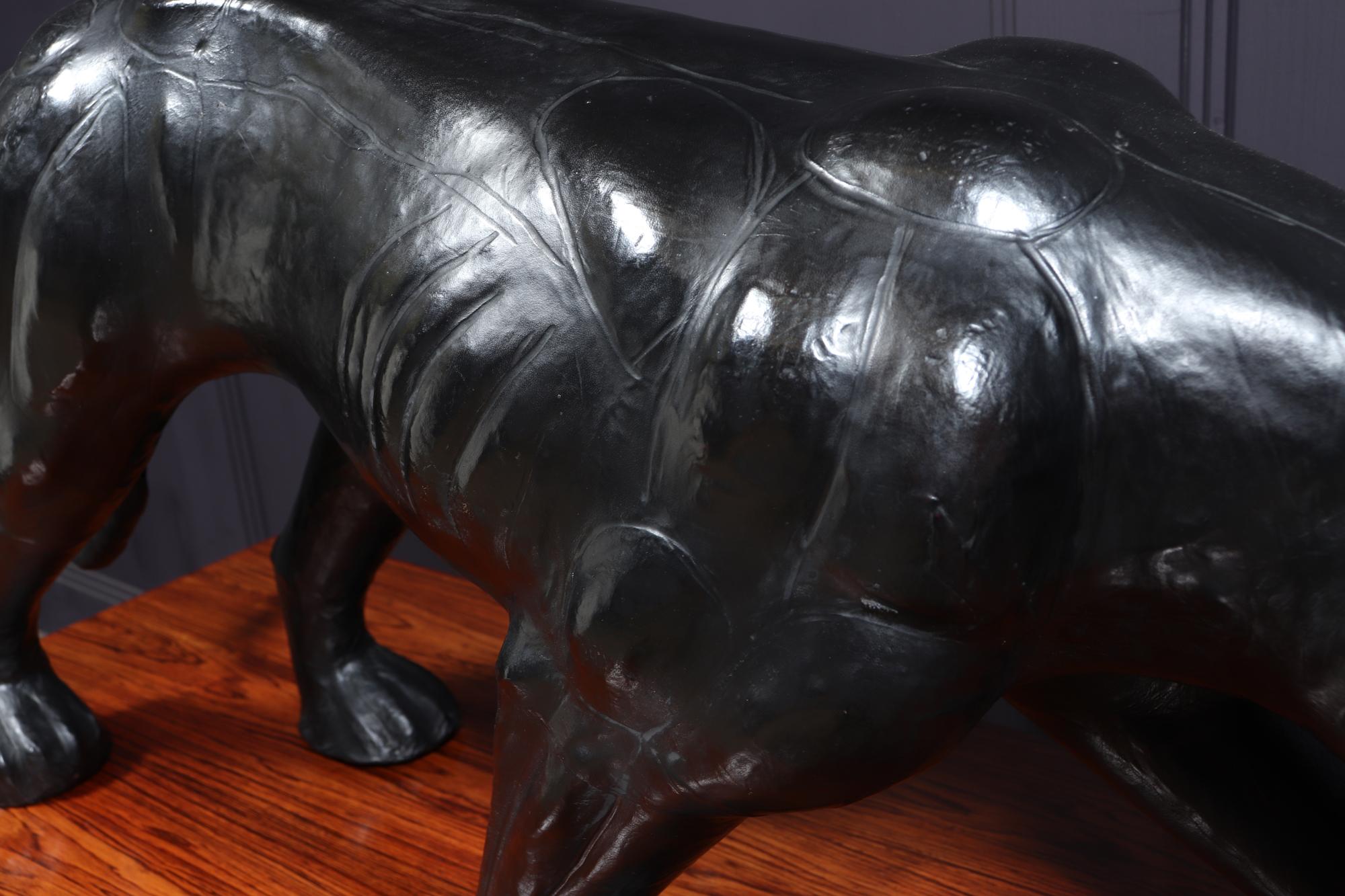 Grande sculpture de panthère recouverte de cuir en vente 3