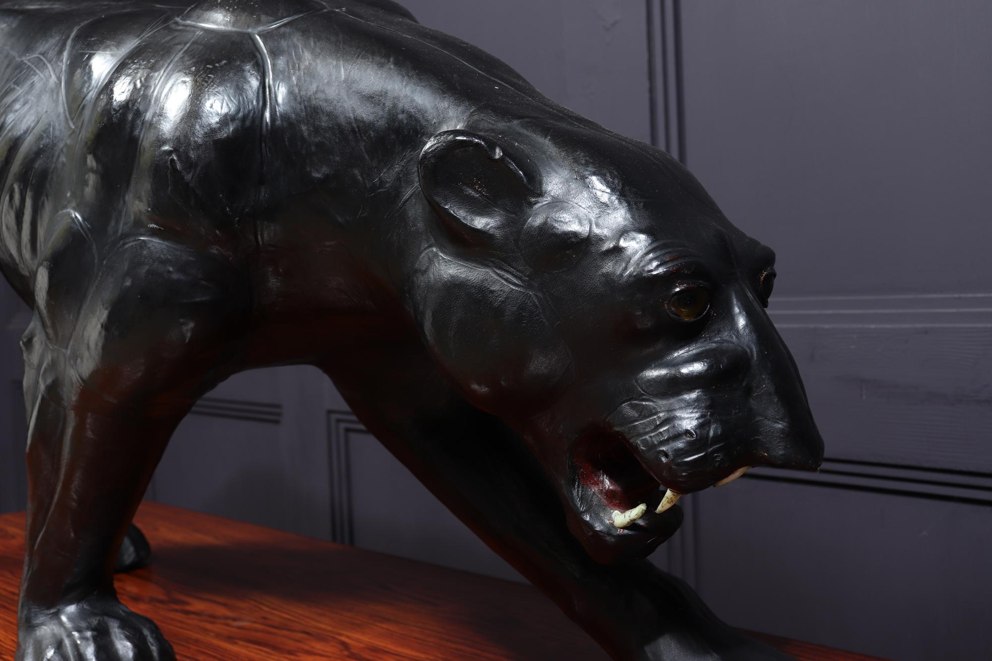 Grande sculpture de panthère recouverte de cuir en vente 4
