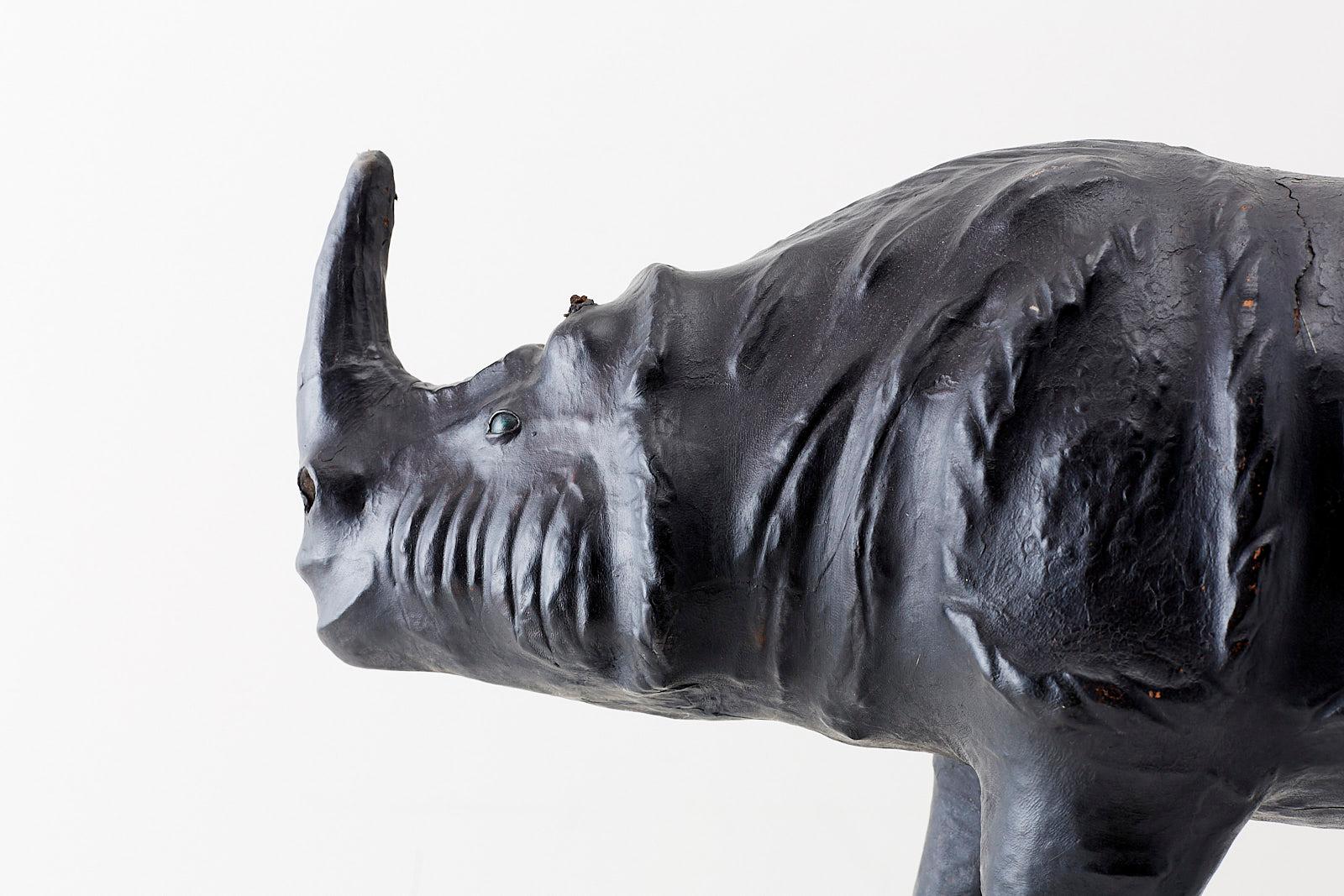 Große, mit Leder beschlagene Rhino-Skulptur oder Fußhocker im Zustand „Gut“ im Angebot in Rio Vista, CA