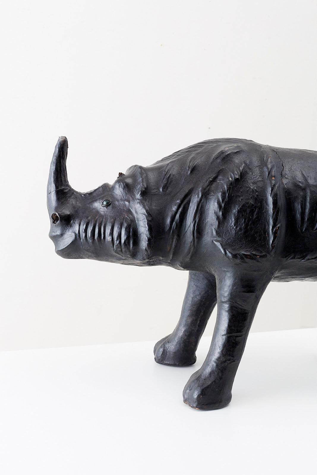 Große, mit Leder beschlagene Rhino-Skulptur oder Fußhocker (20. Jahrhundert) im Angebot