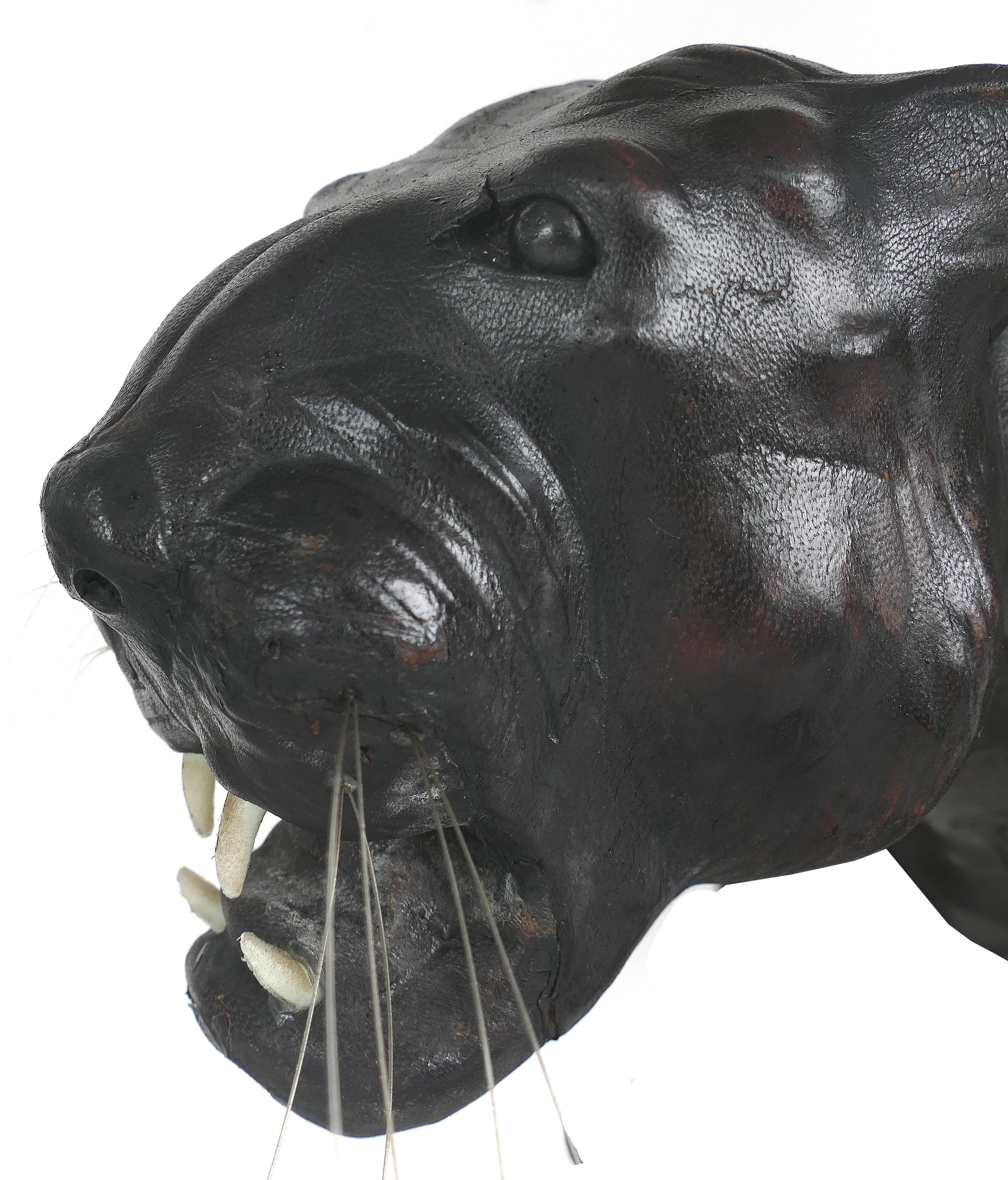 20ième siècle Grande sculpture en cuir d'une panthère noire avec des yeux en verre
