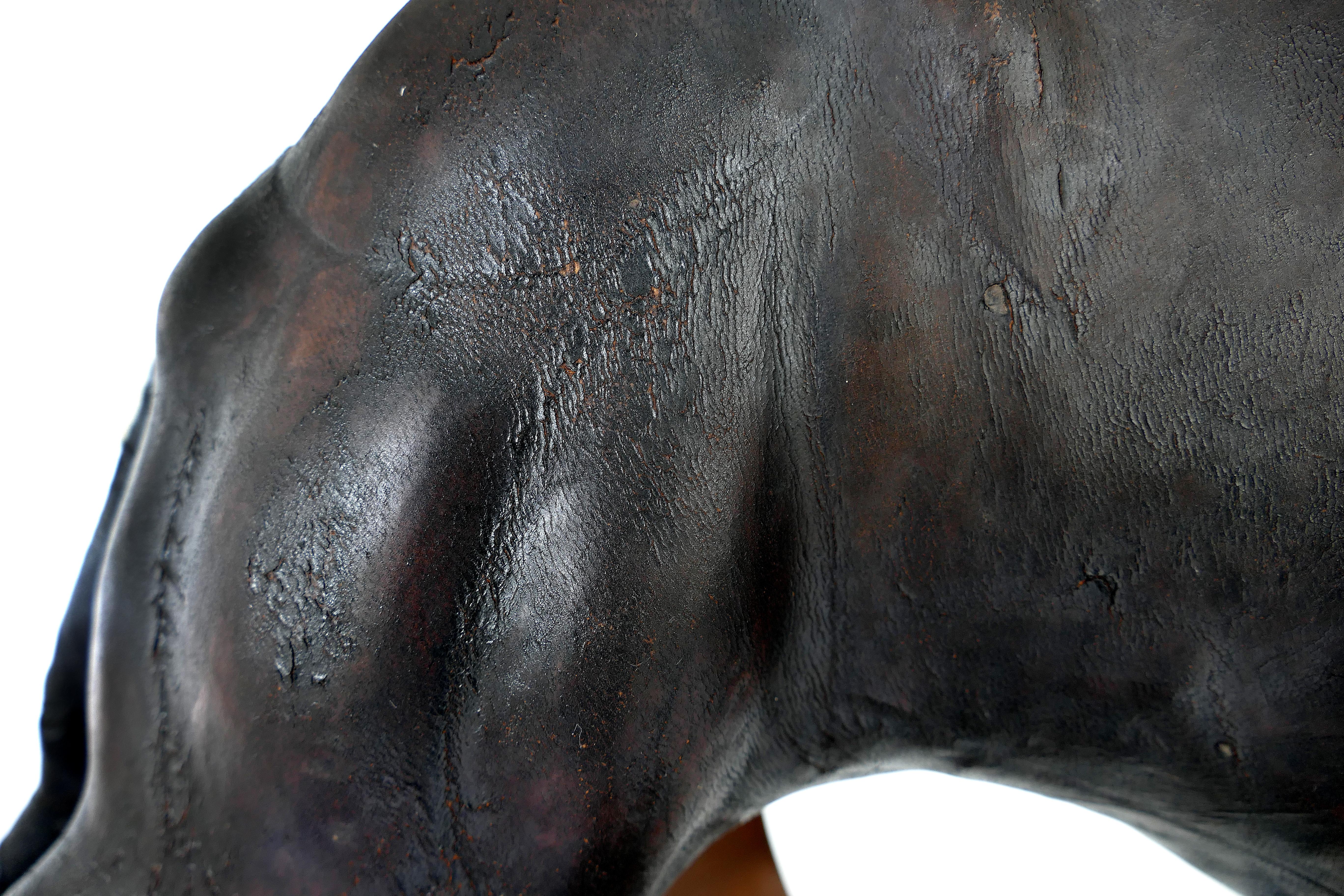 Grande sculpture en cuir d'une panthère noire avec des yeux en verre 2