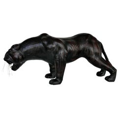 Grande sculpture en cuir d'une panthère noire avec des yeux en verre
