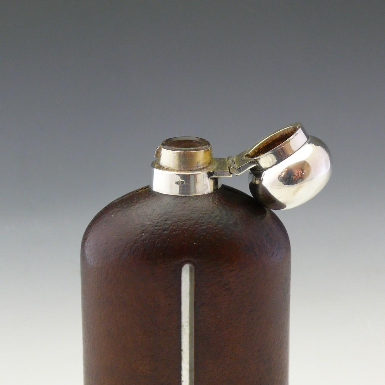 Grand dossier en verre recouvert de cuir avec partie supérieure en métal argenté, vers 1900 Bon état - En vente à London, GB